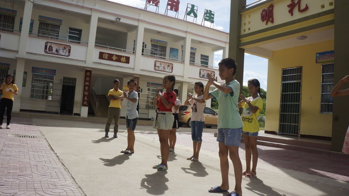 青年之声・文学院学子爱心支教 走进万宁曲冲村小学