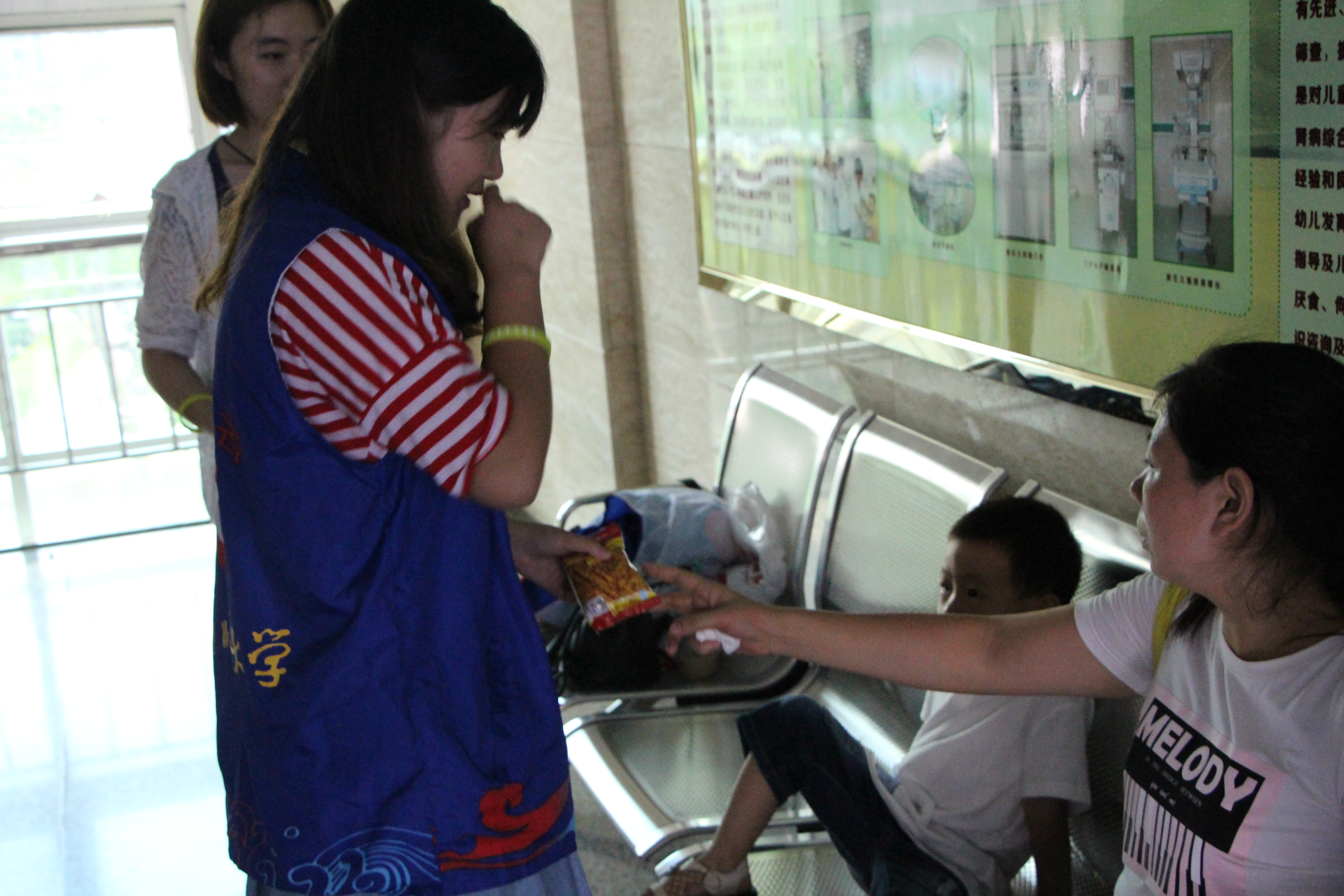 难忘的节日,贴心的祝福――记法学院志愿者“六一”医院送温暖