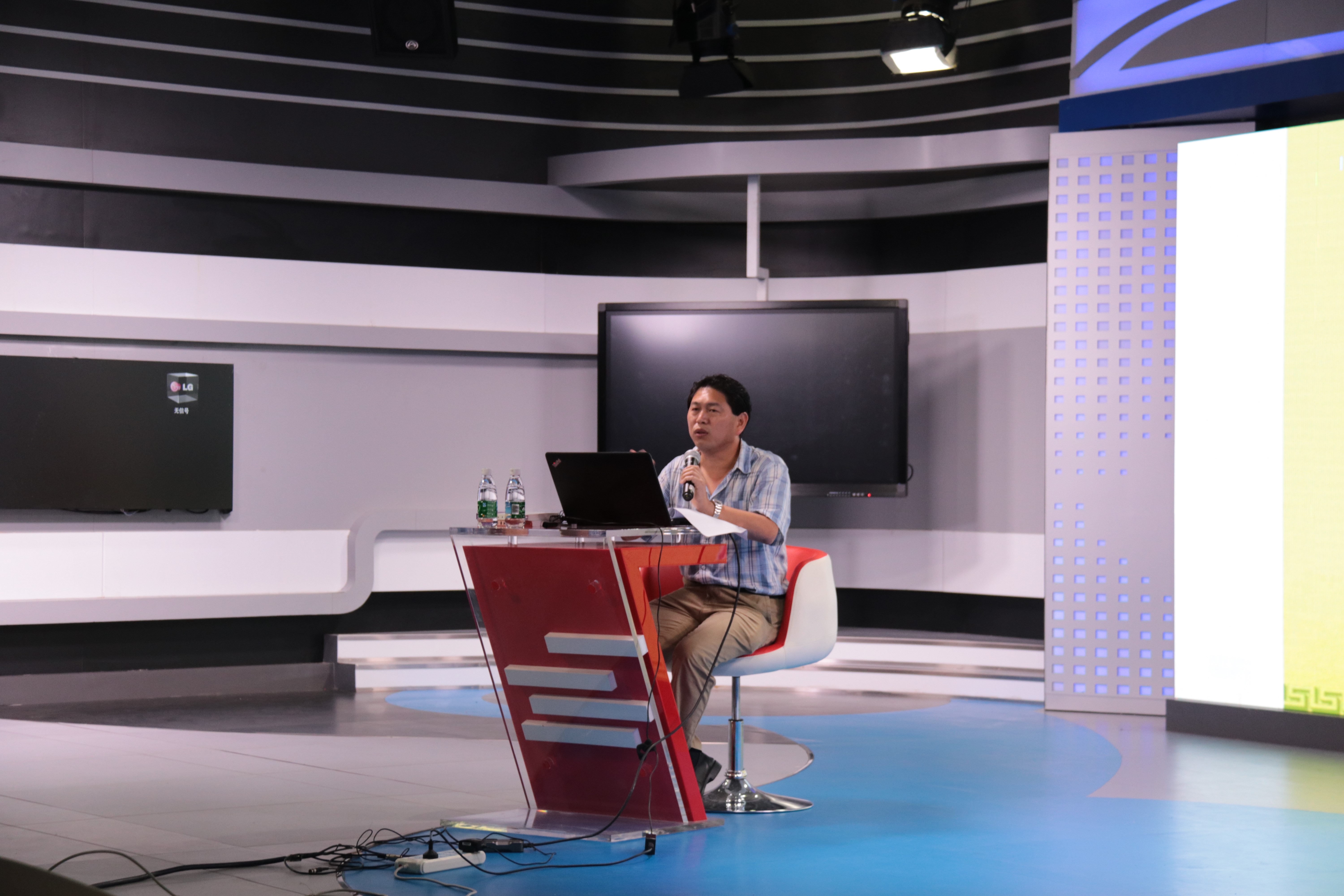 青年之声・海口日报资深记者彭桐在新闻传播与影视学院开展讲座