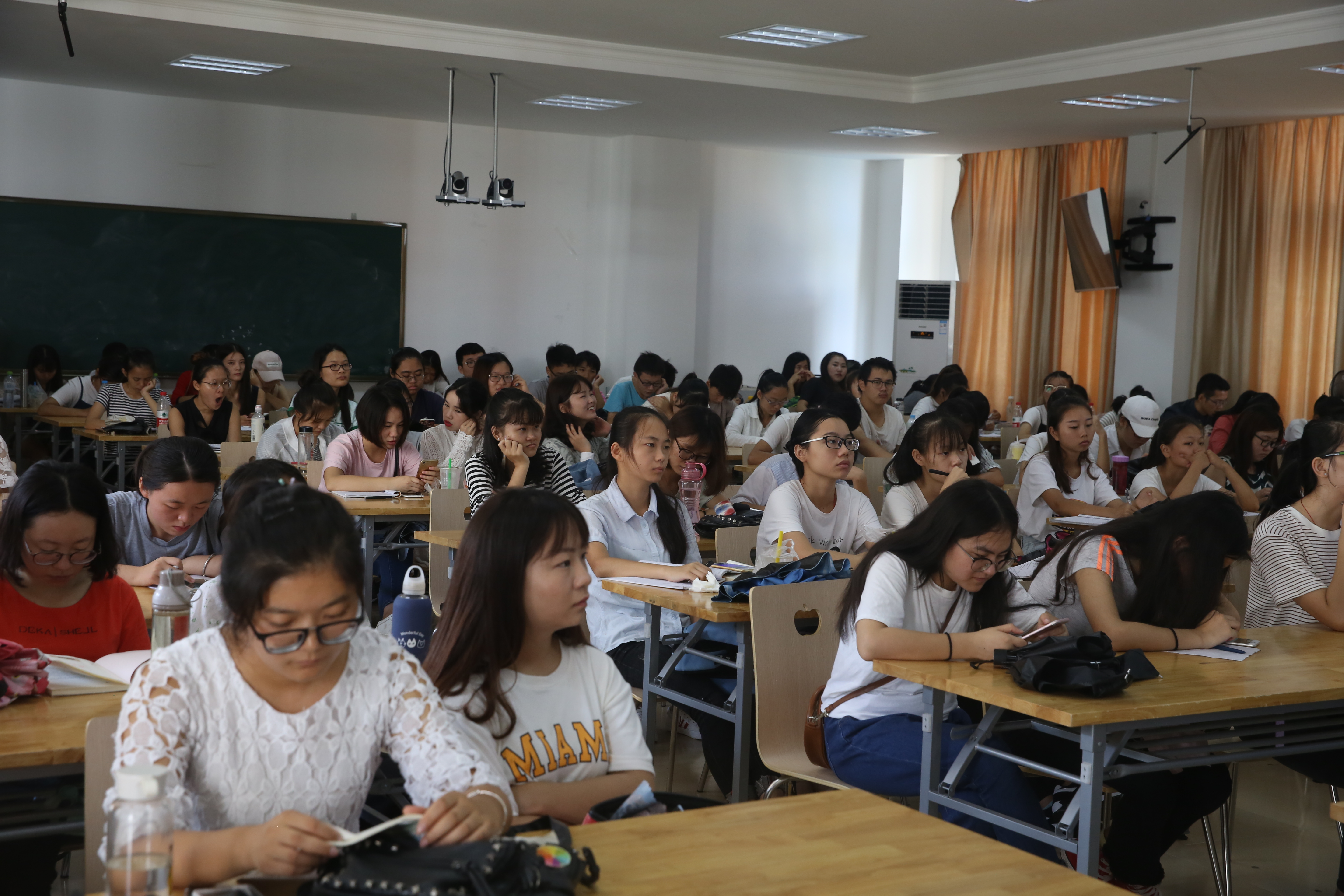 青年之声・新闻传播与影视学院“大学生创新创业实践周”活动