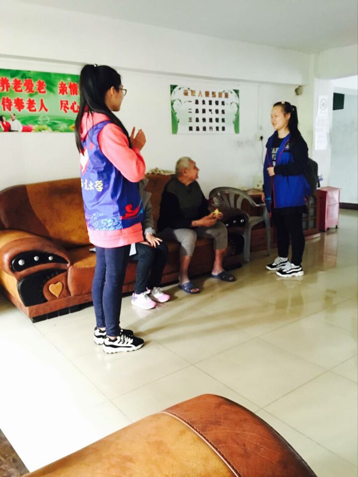 教育与心理学院开展雷锋月敬老院志愿服务活动