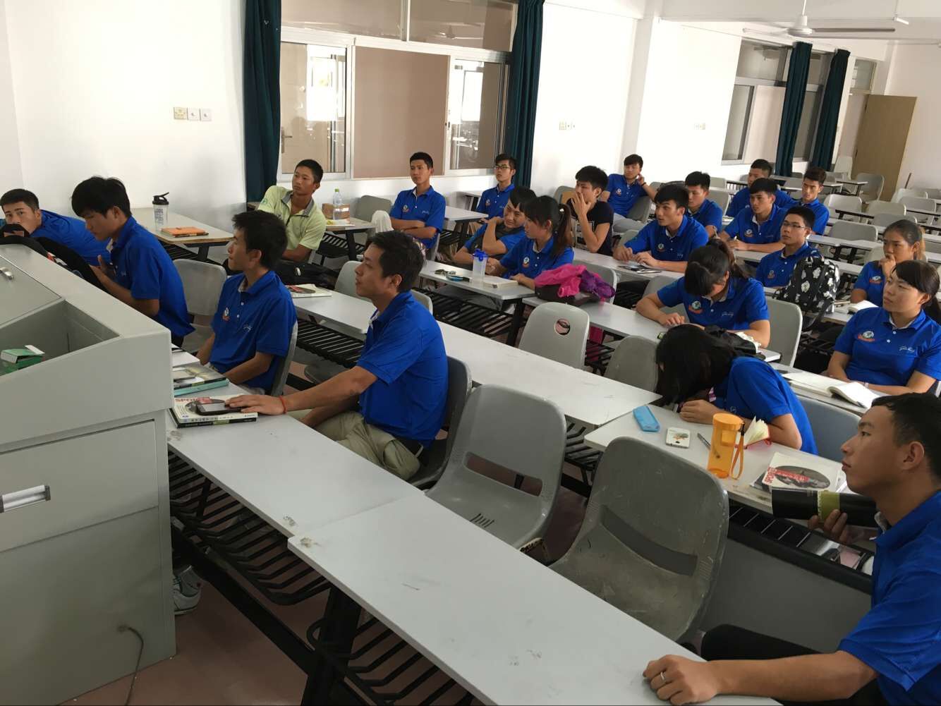 体育学院2013级高尔夫班举办“文明礼仪教育再回首”主题座谈会