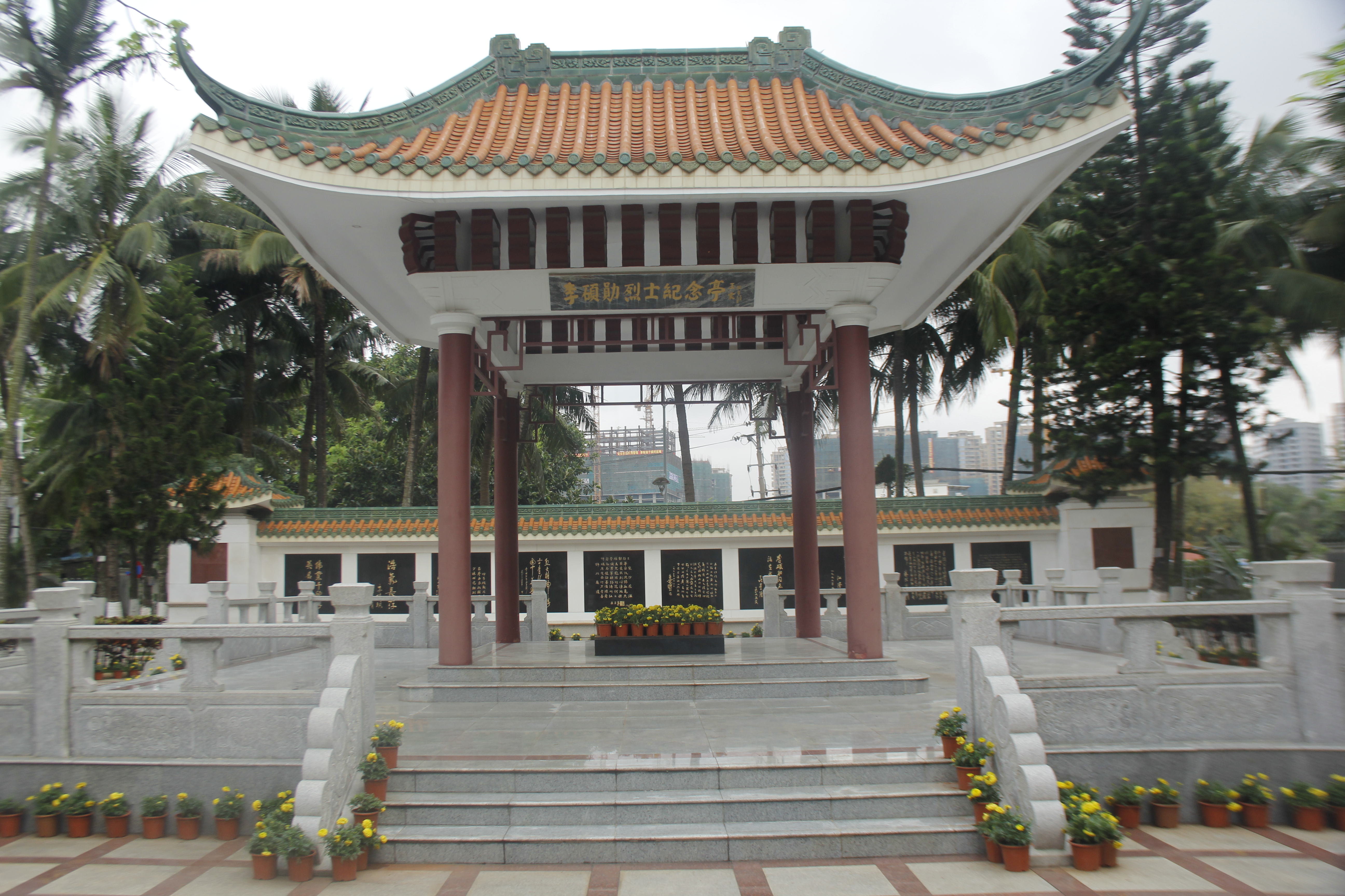  海师“蓝精灵”走近李硕勋 ——记地理与旅游学院李硕勋纪念亭志愿者活动