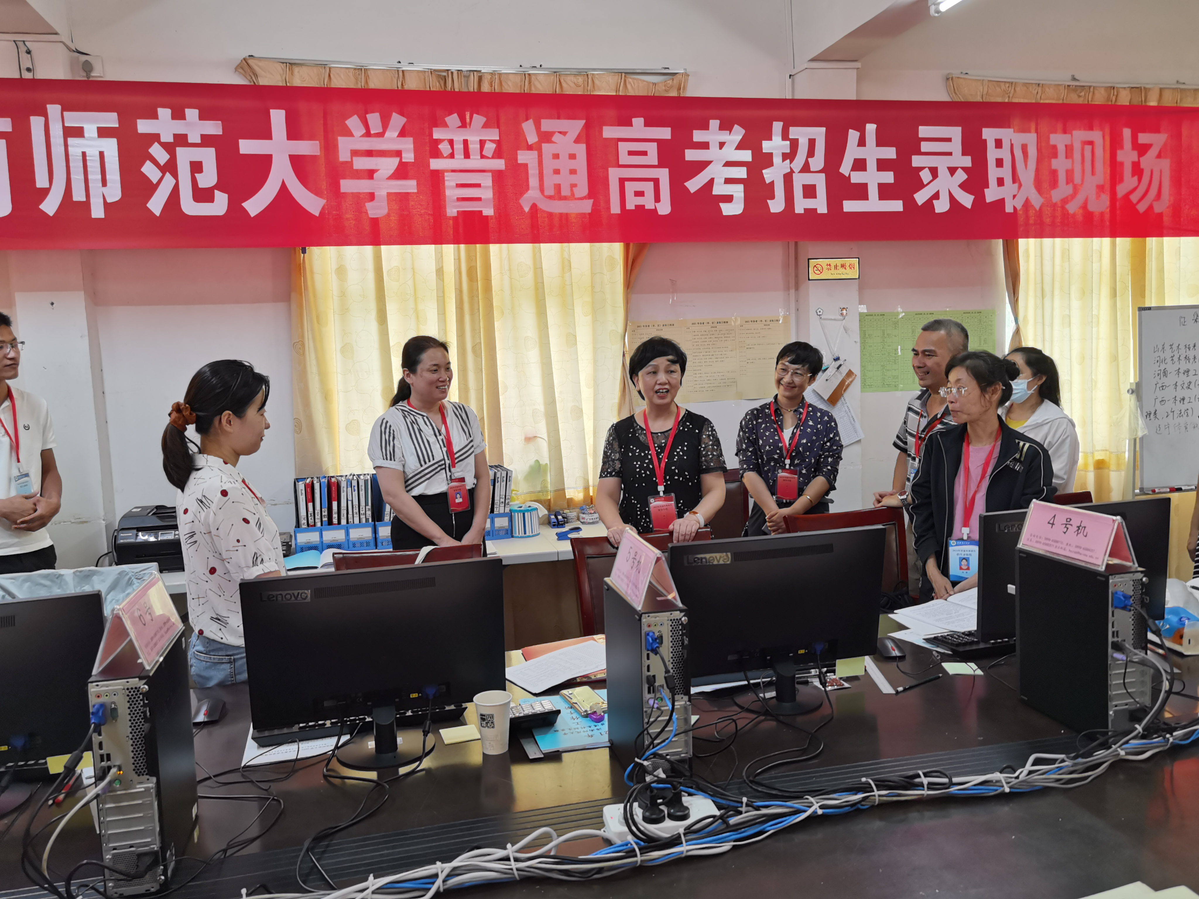 李红梅视察高考招生录取工作