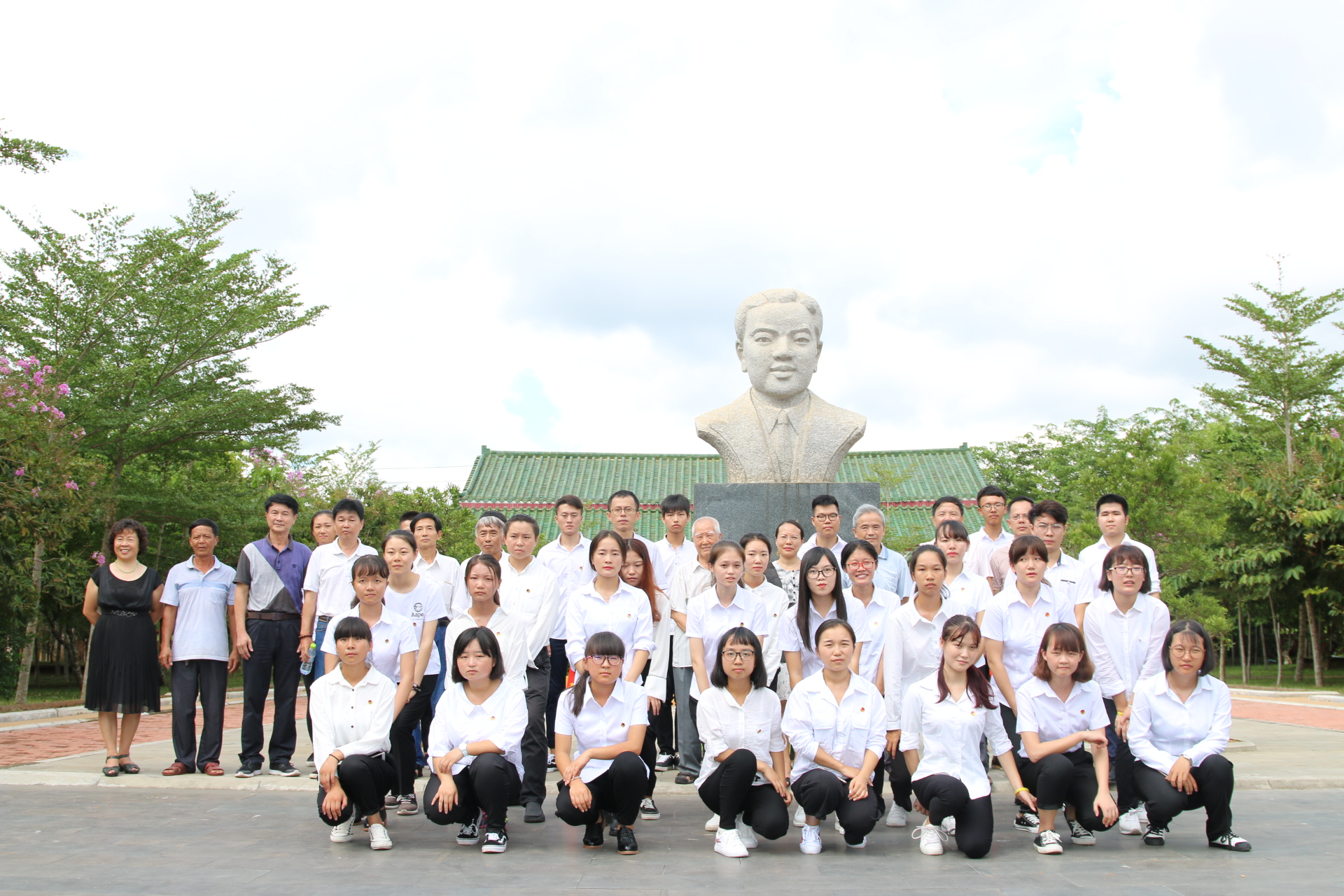 我校组织师生参加烈士纪念日活动