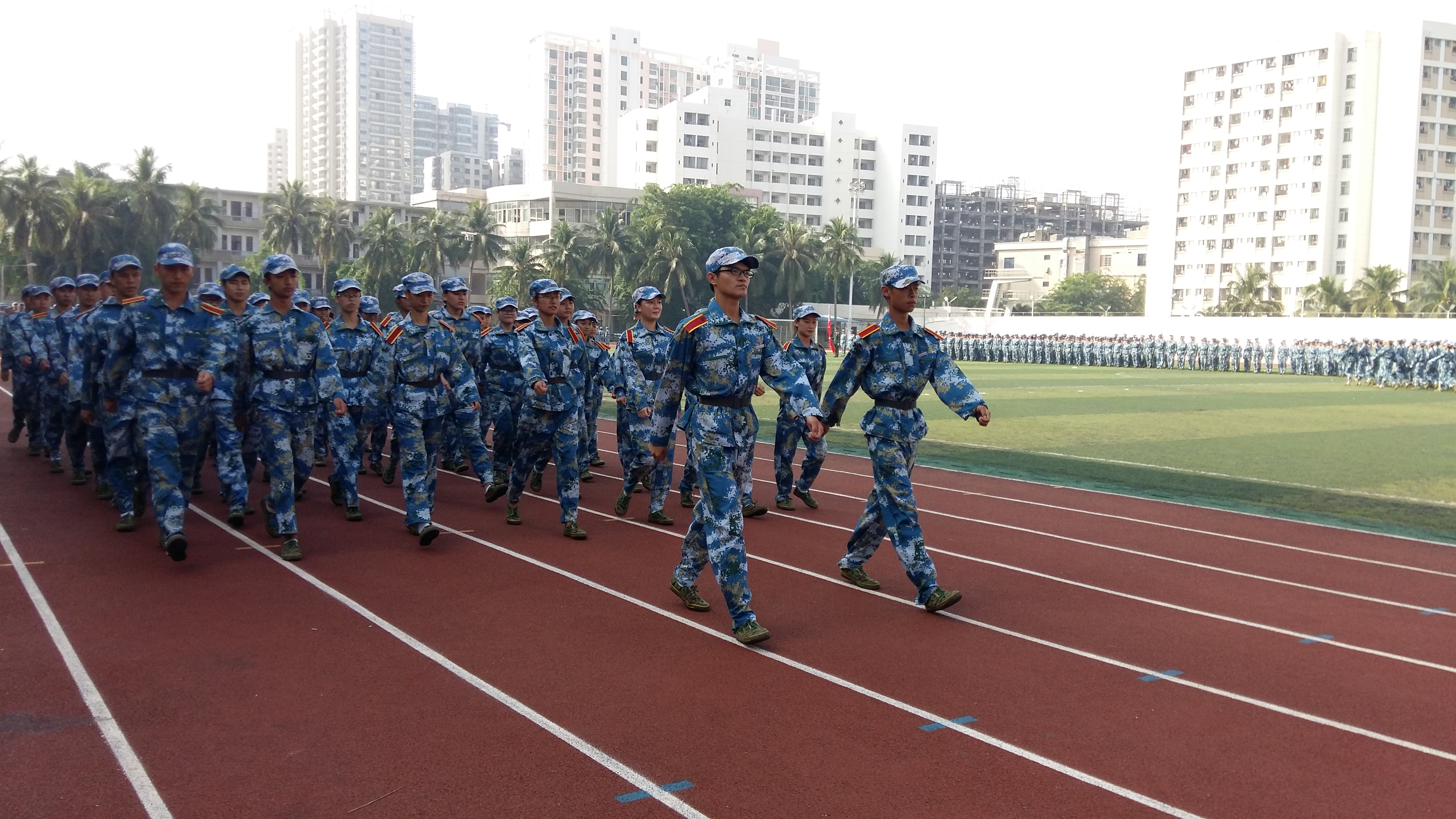 军训场上洒汗水，汇演场上展英姿