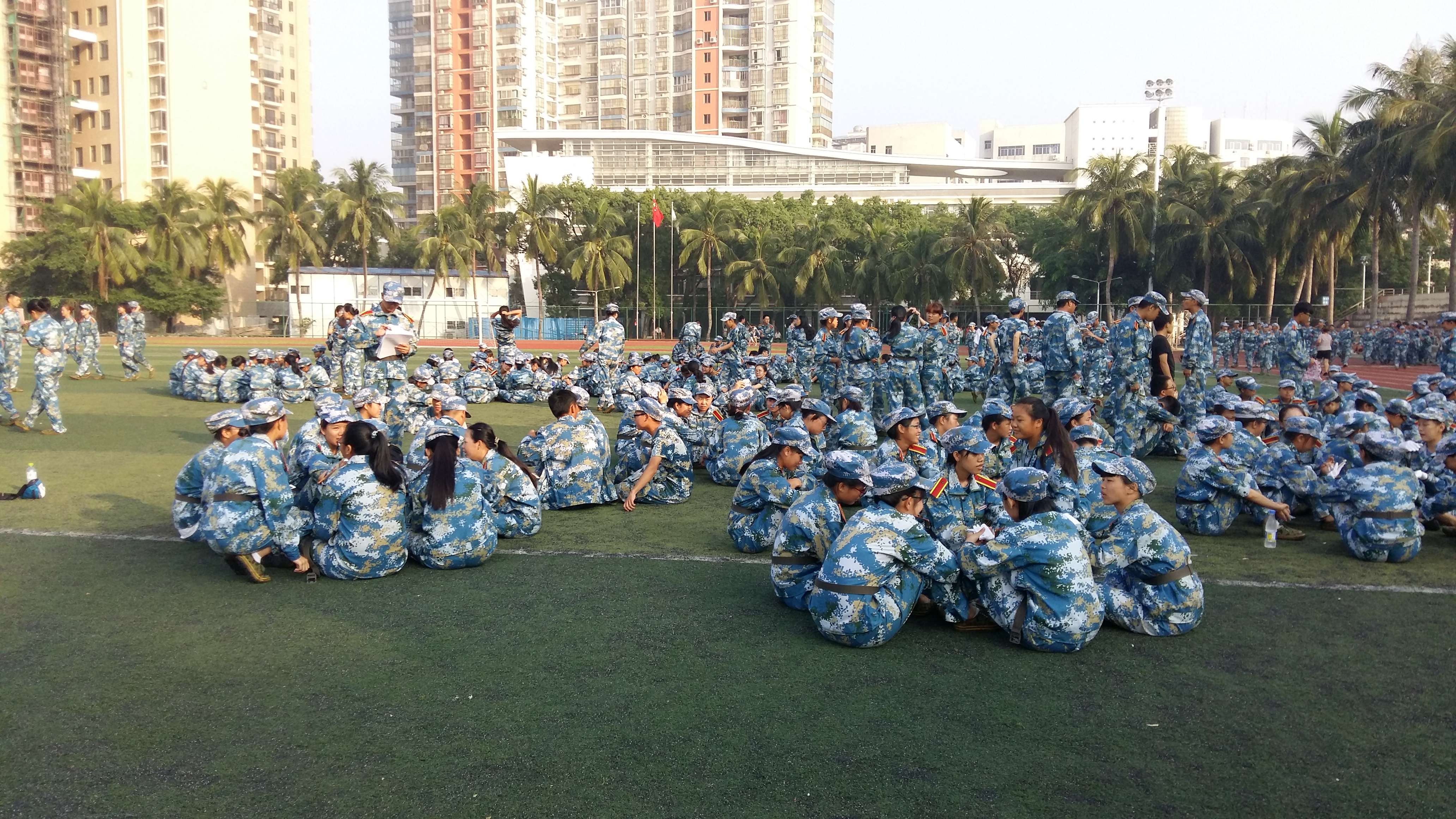 军训场上洒汗水，汇演场上展英姿