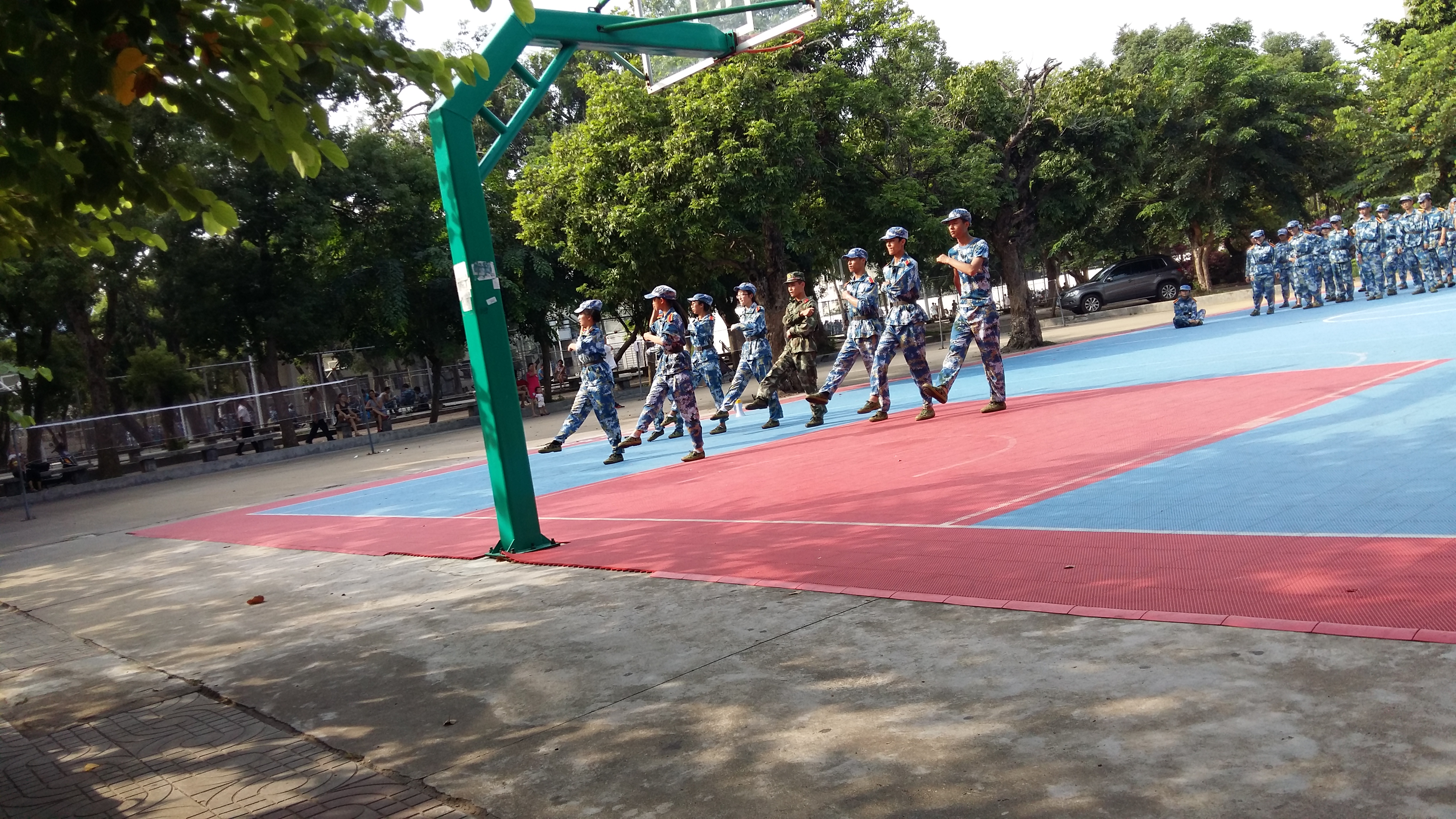 军训场上洒汗水，汇演场上展英姿