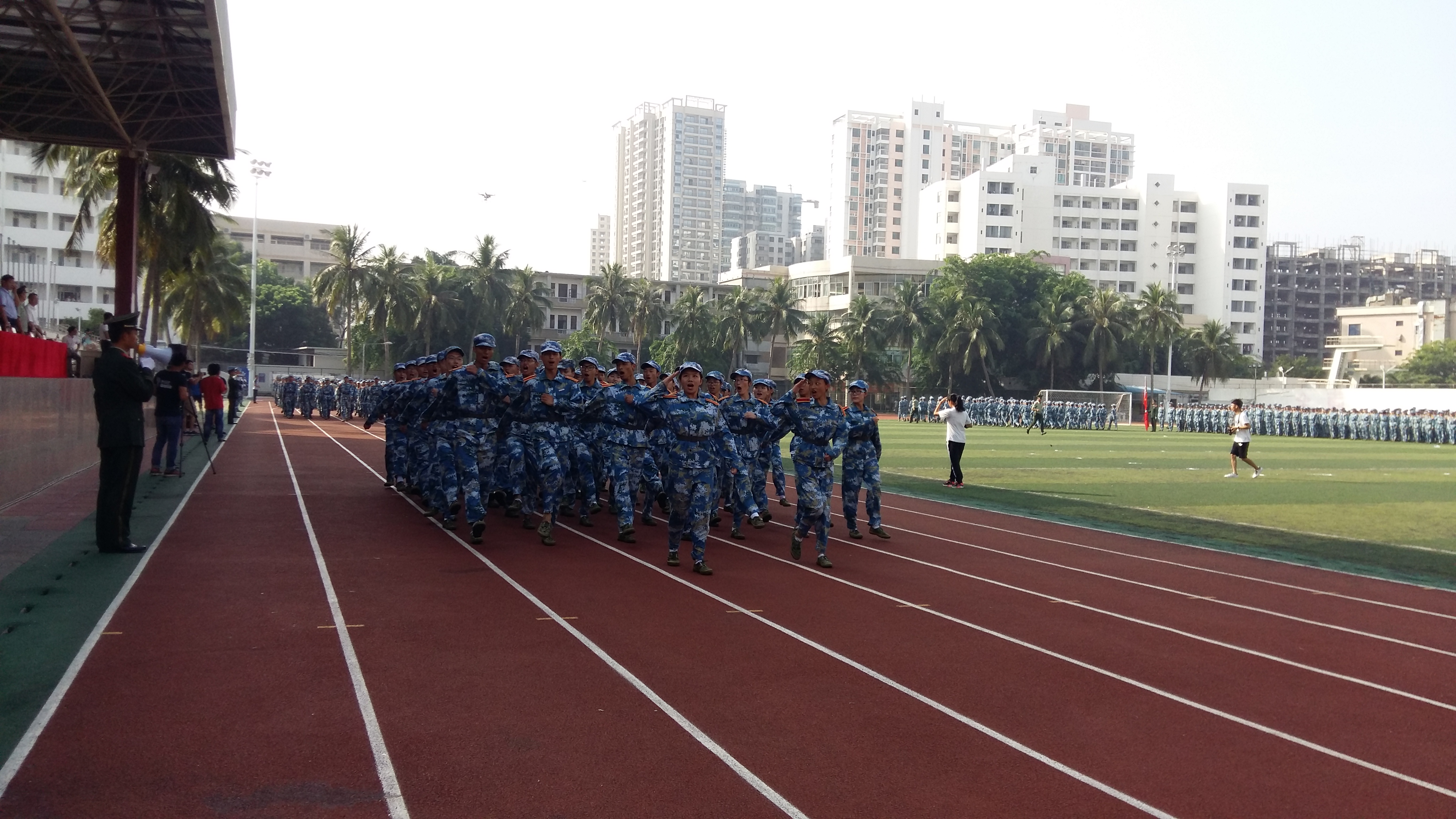 军训场上洒汗水，汇演场上展英姿