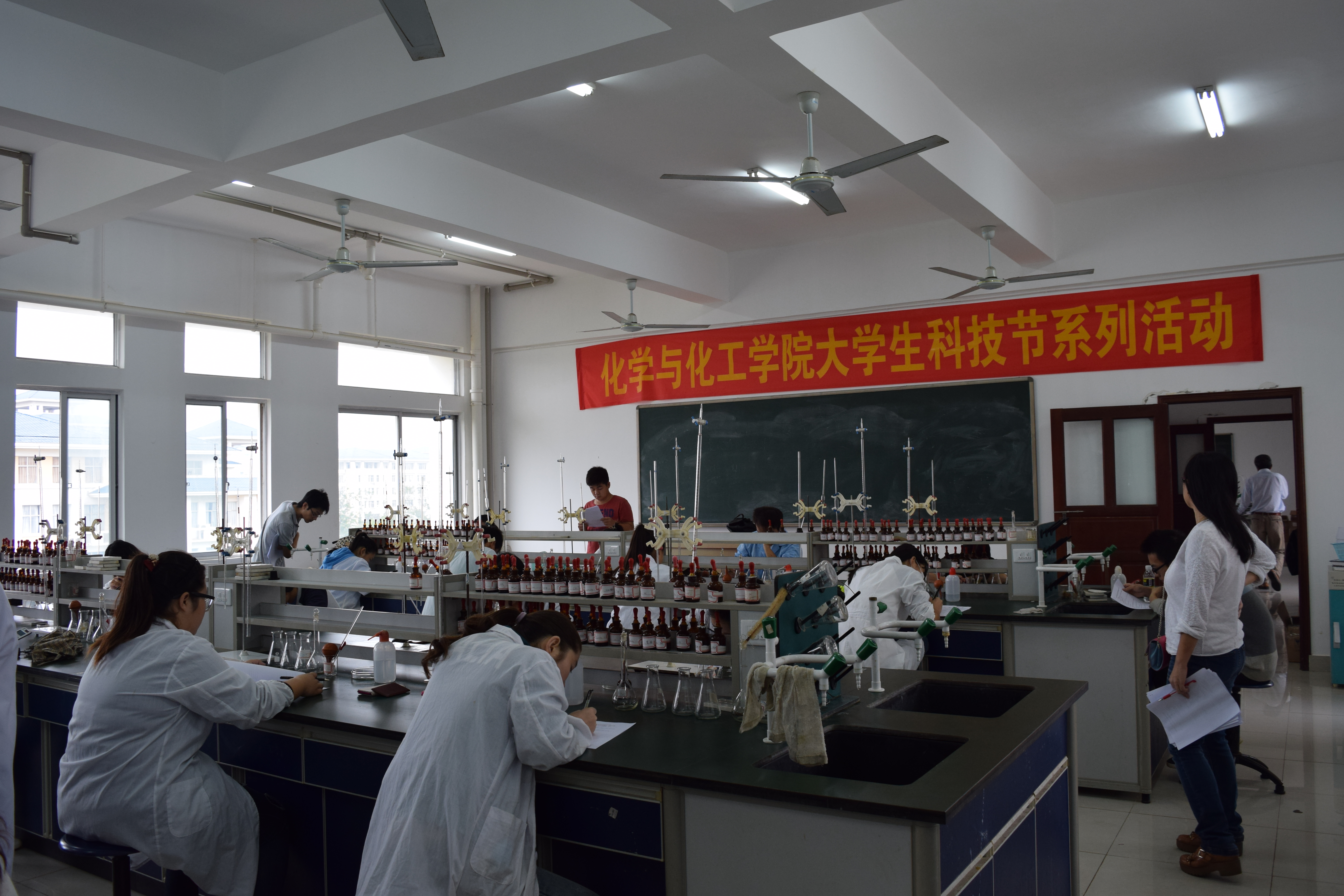 化学与化工学院大学生科技节系列活动之化学实验技能大赛