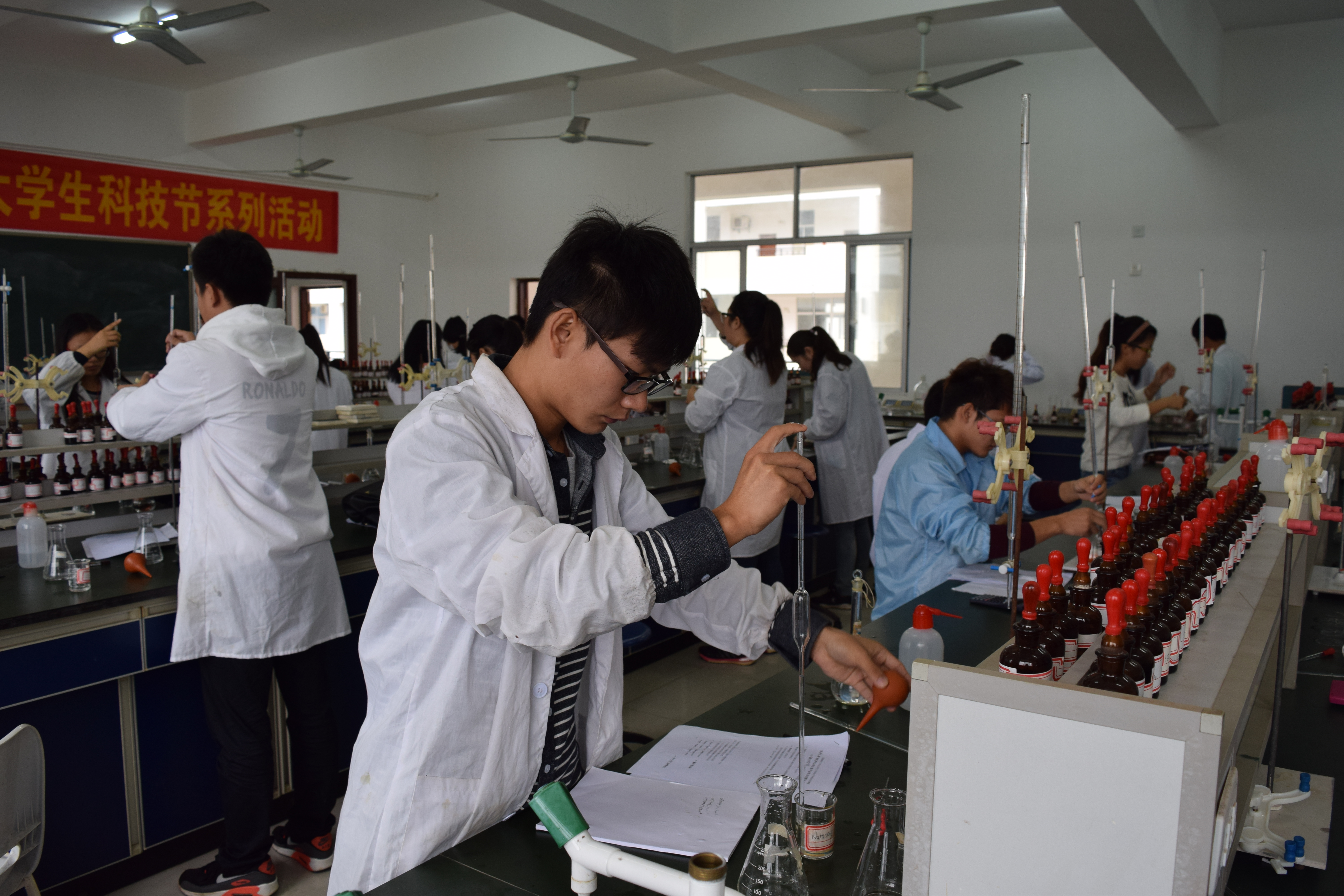 化学与化工学院大学生科技节系列活动之化学实验技能大赛