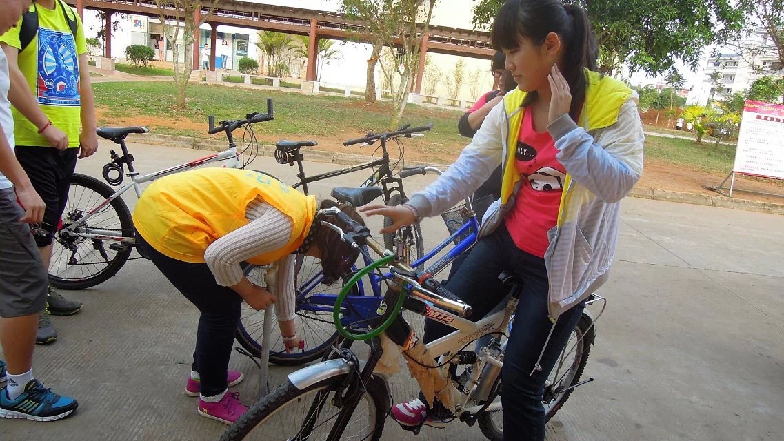 学习雷锋精神 塑造和谐外院 —— 记外国语学院“晨风便民”学雷锋活动