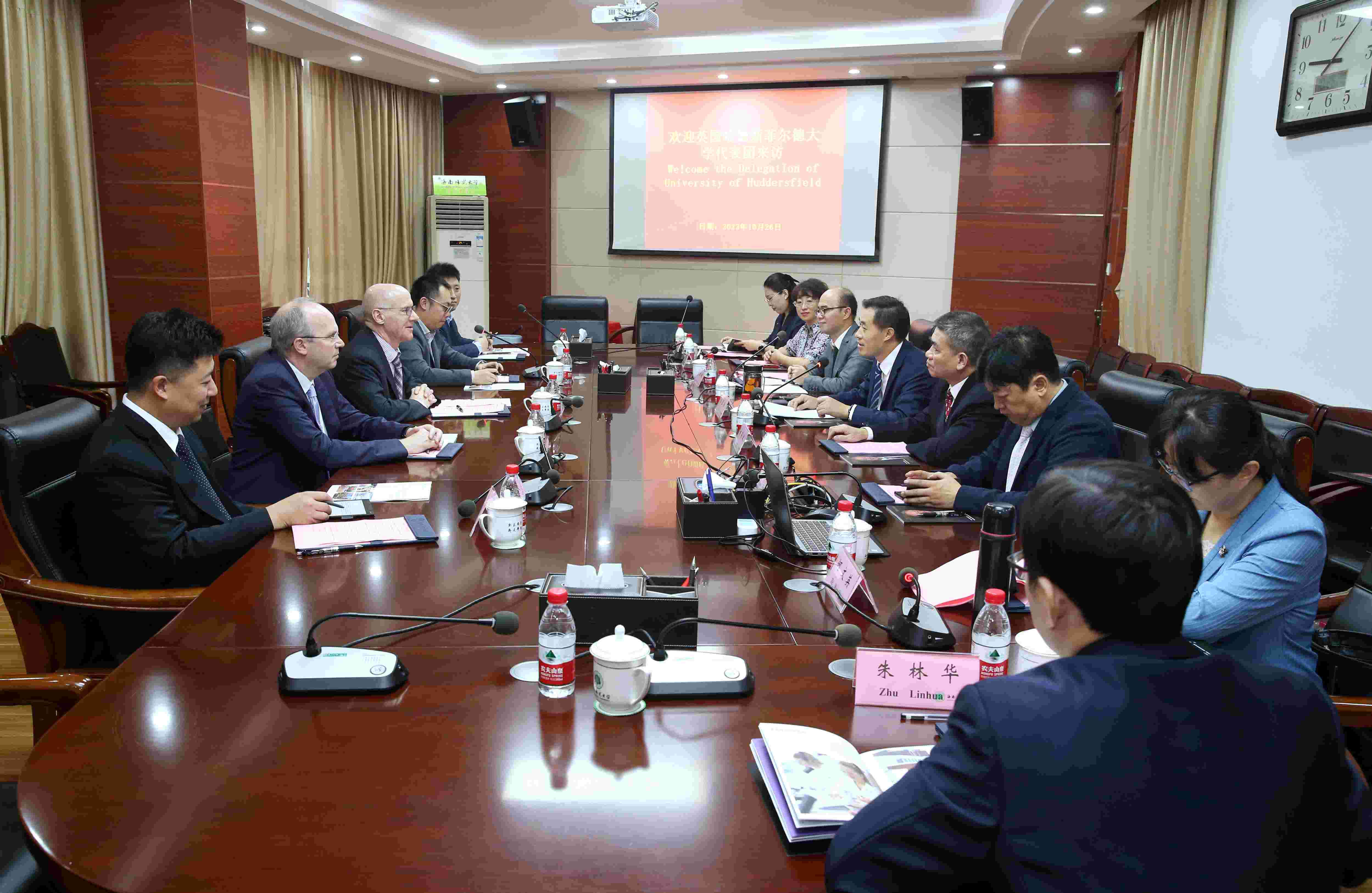 英国哈德斯菲尔德大学代表团访问我校