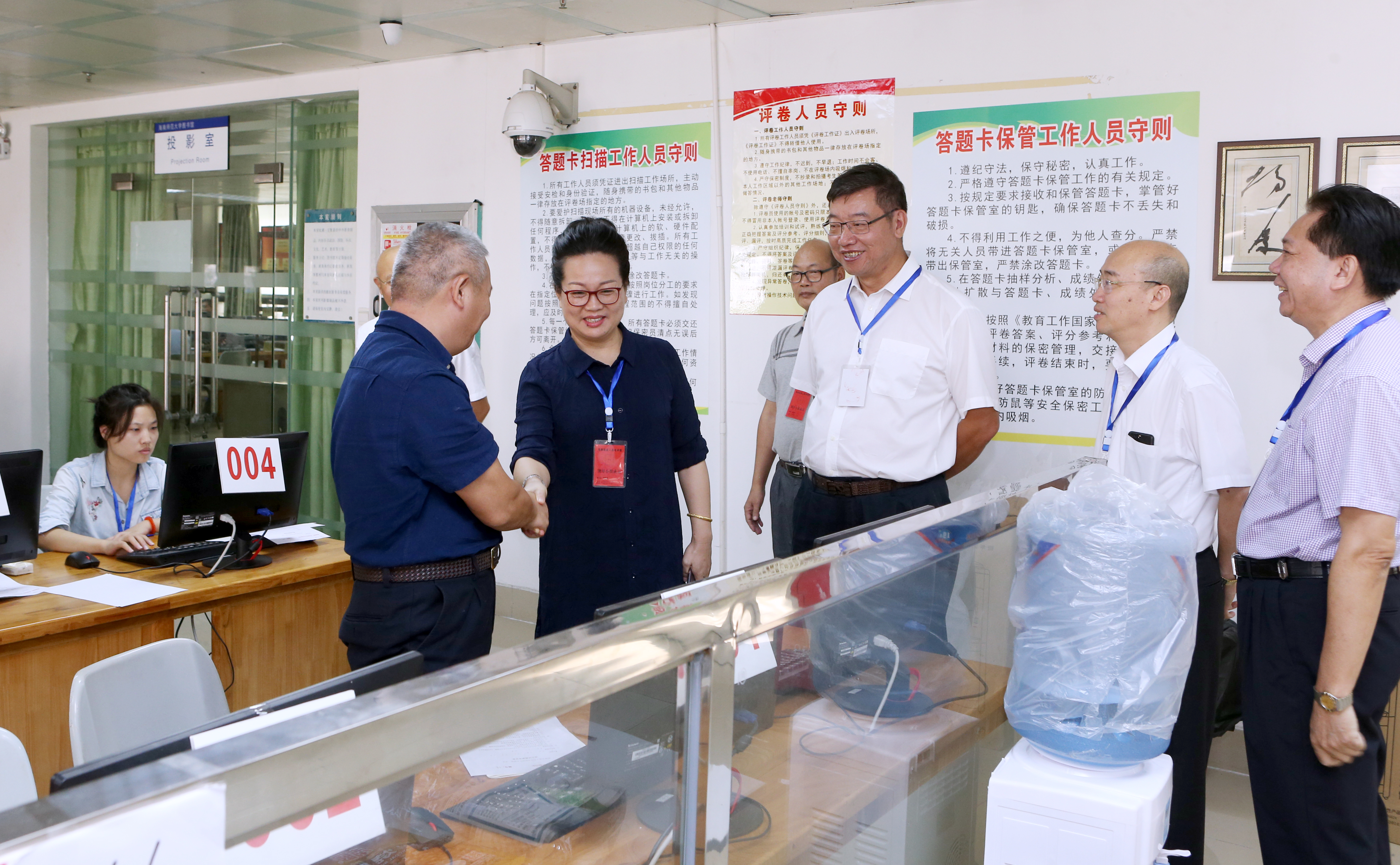 海南省考试局局长杜明娥一行视察成人高考评卷场