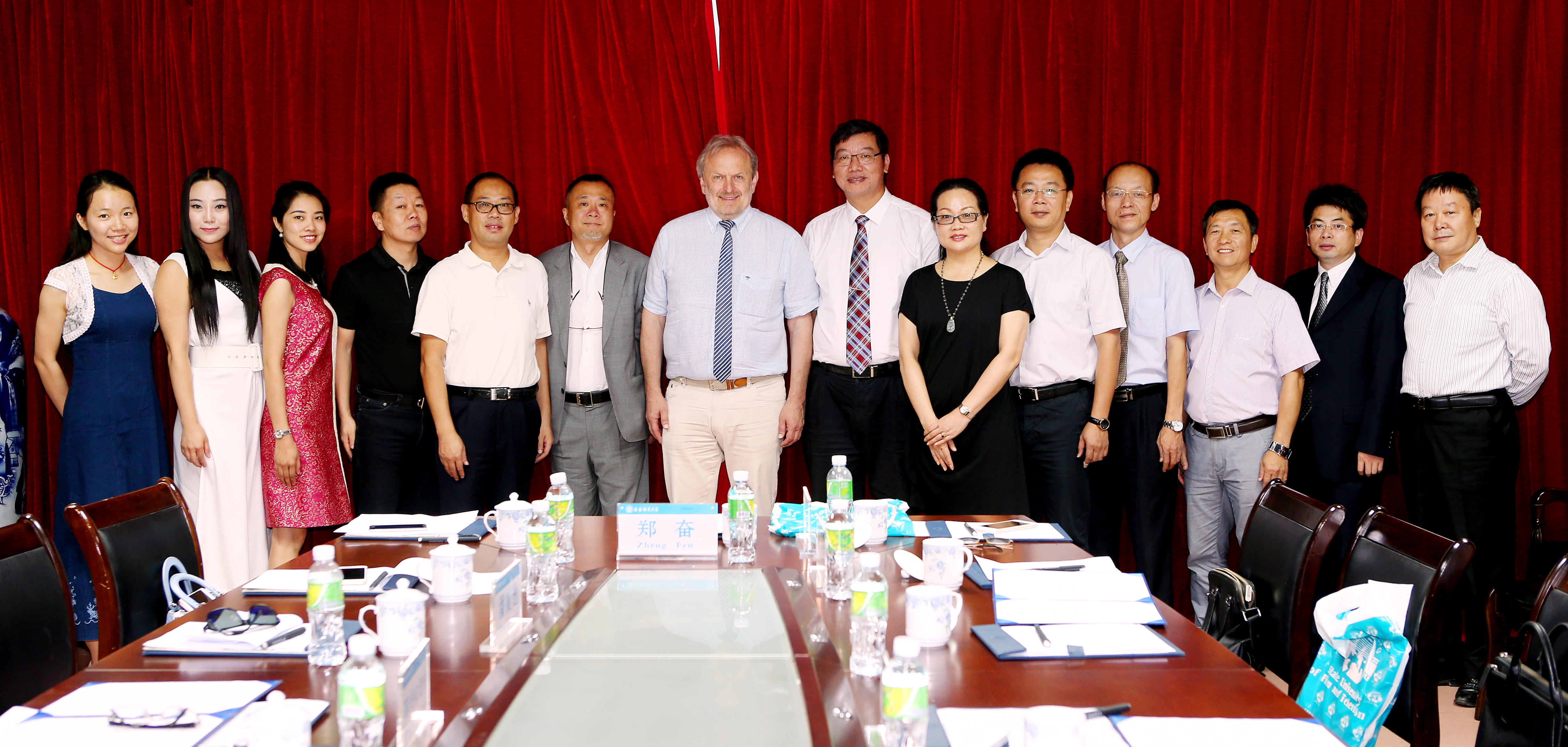 俄罗斯圣彼得堡国立电影电视大学代表团和枫叶环球影视传媒有限公司访问我校