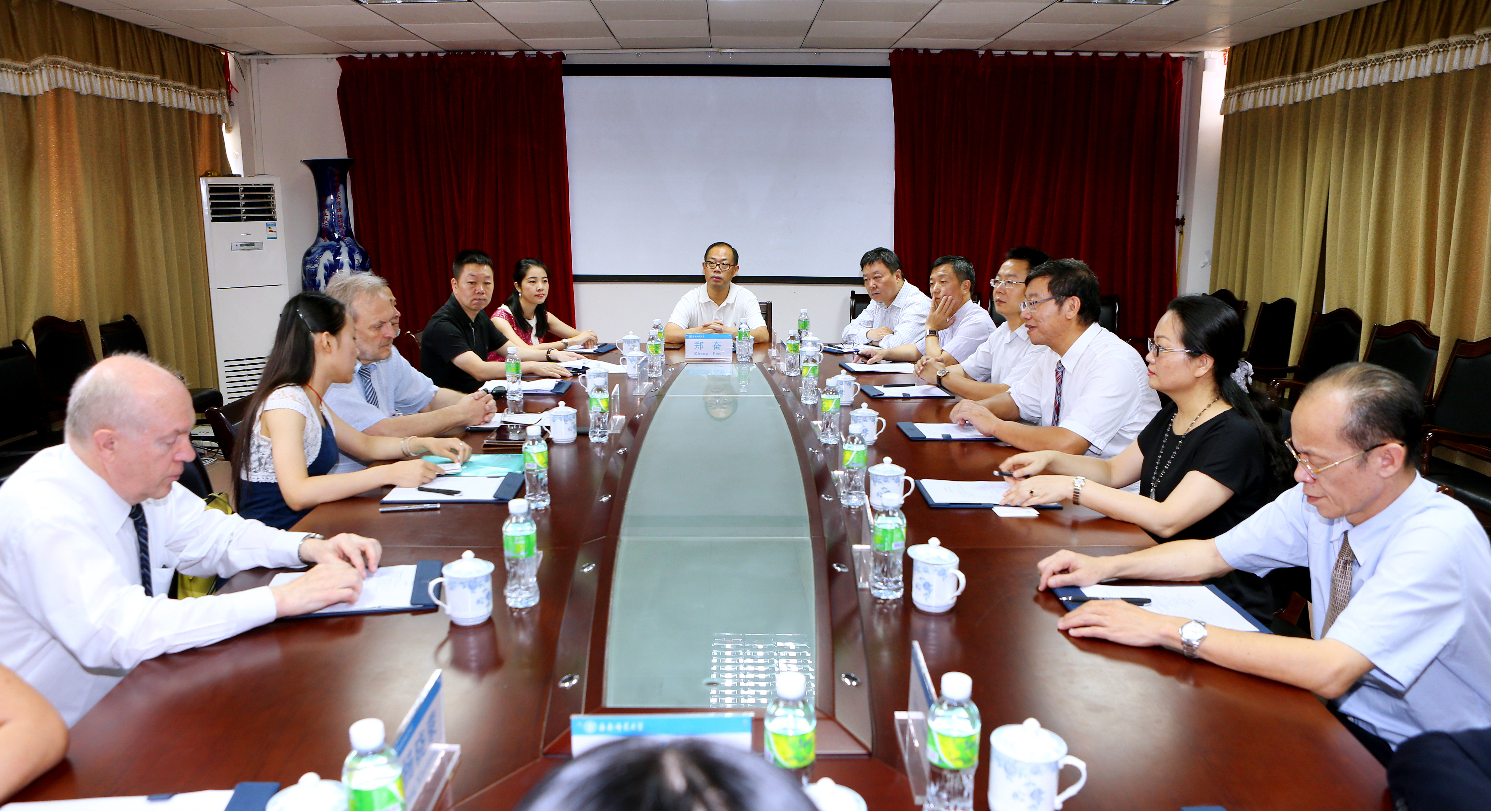 俄罗斯圣彼得堡国立电影电视大学代表团和枫叶环球影视传媒有限公司访问我校