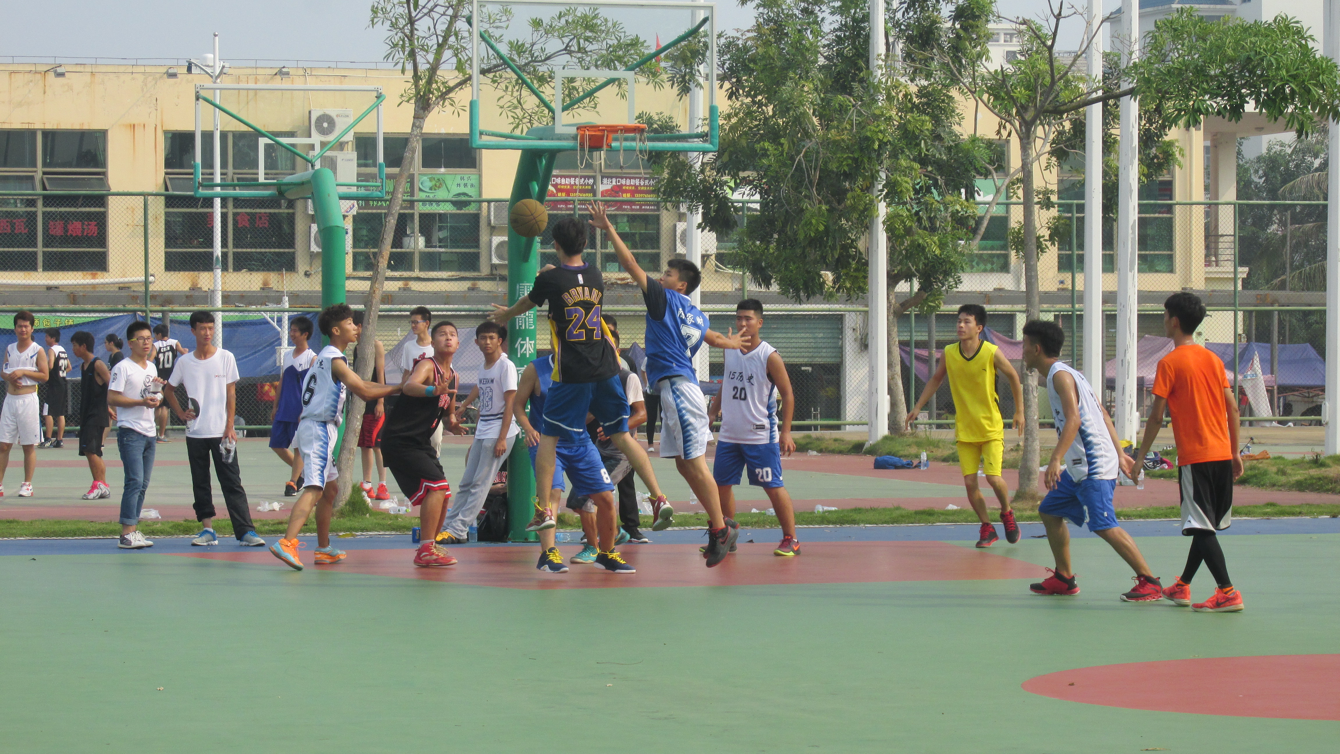 喝彩篮球，激情青春――记文学院“迎新杯”八进四男篮比赛