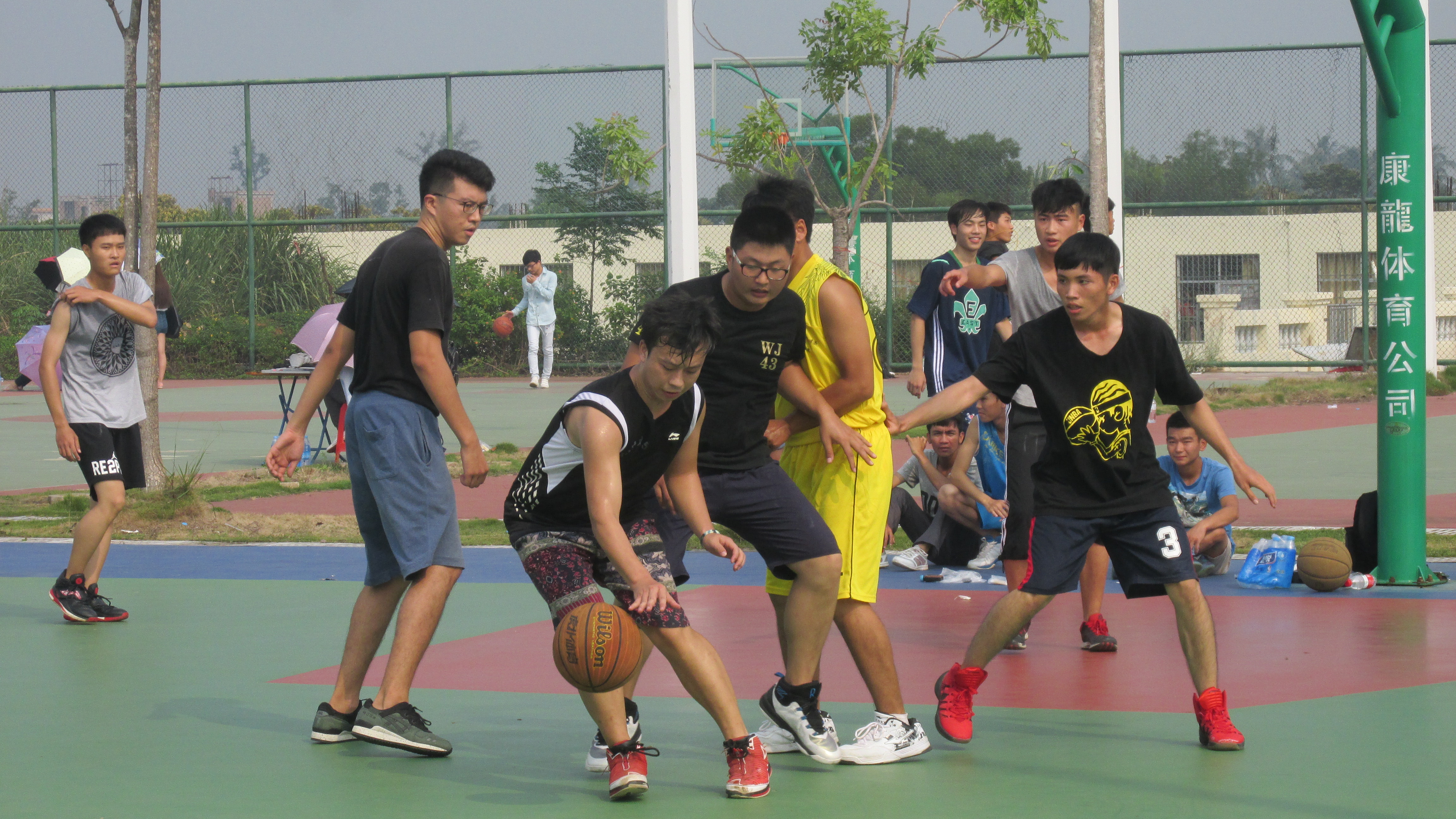 喝彩篮球，激情青春――记文学院“迎新杯”八进四男篮比赛