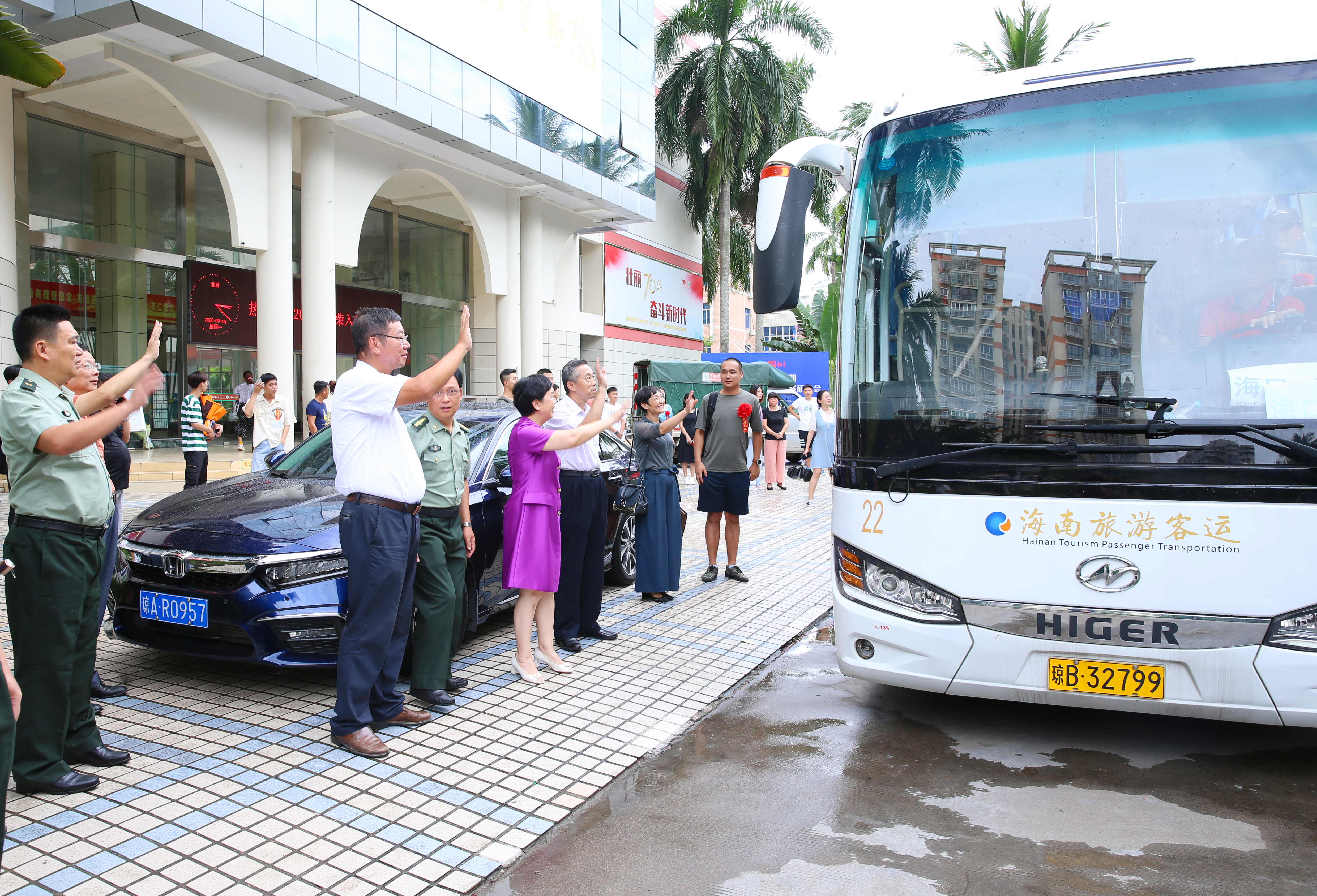 我校热烈欢送2020年光荣入伍学生