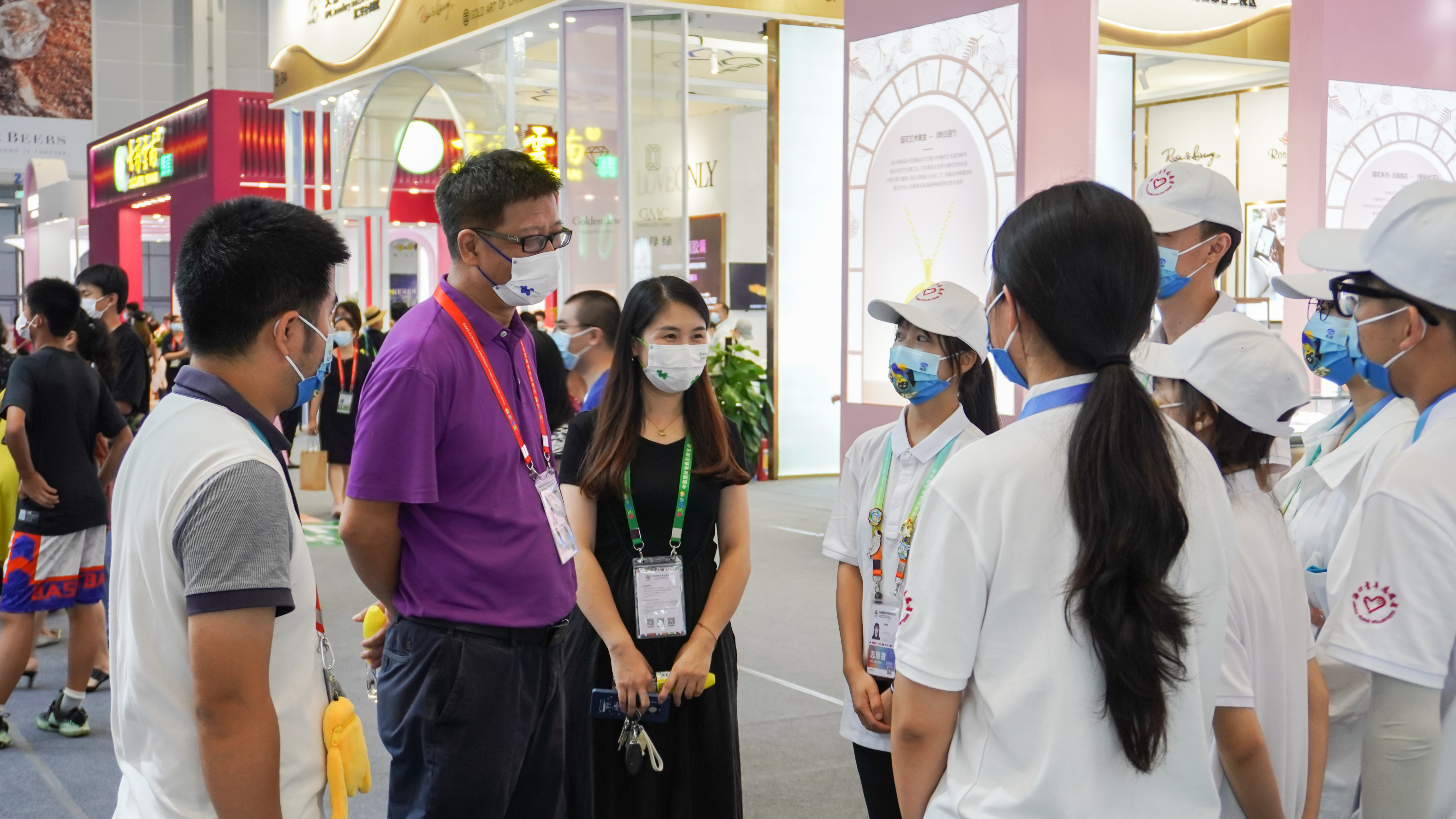 校领导慰问我校消博会志愿者