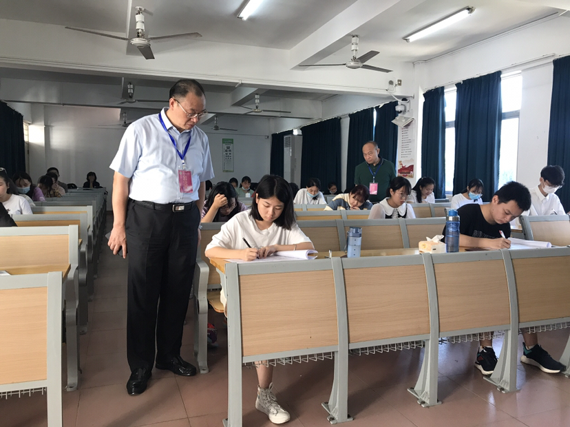 校领导深入期末考试考场巡查