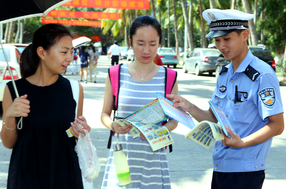 校领导参加道路交通安全宣传咨询活动