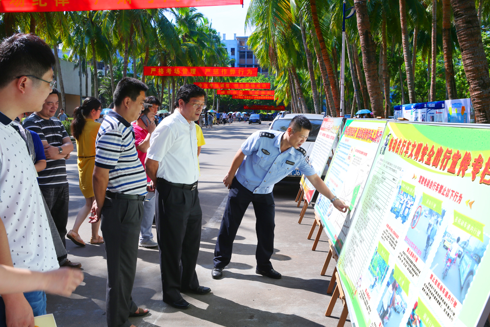 校领导参加道路交通安全宣传咨询活动