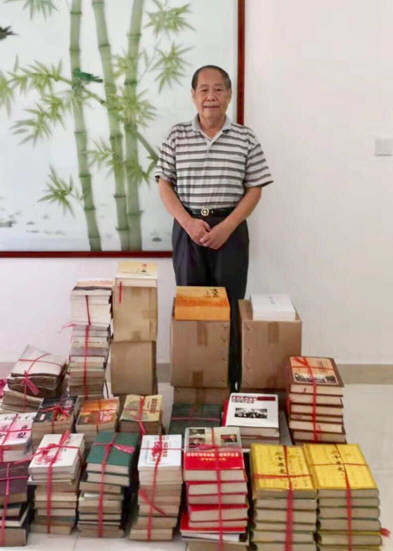原国家侨联副主席林明江向我校捐赠图书