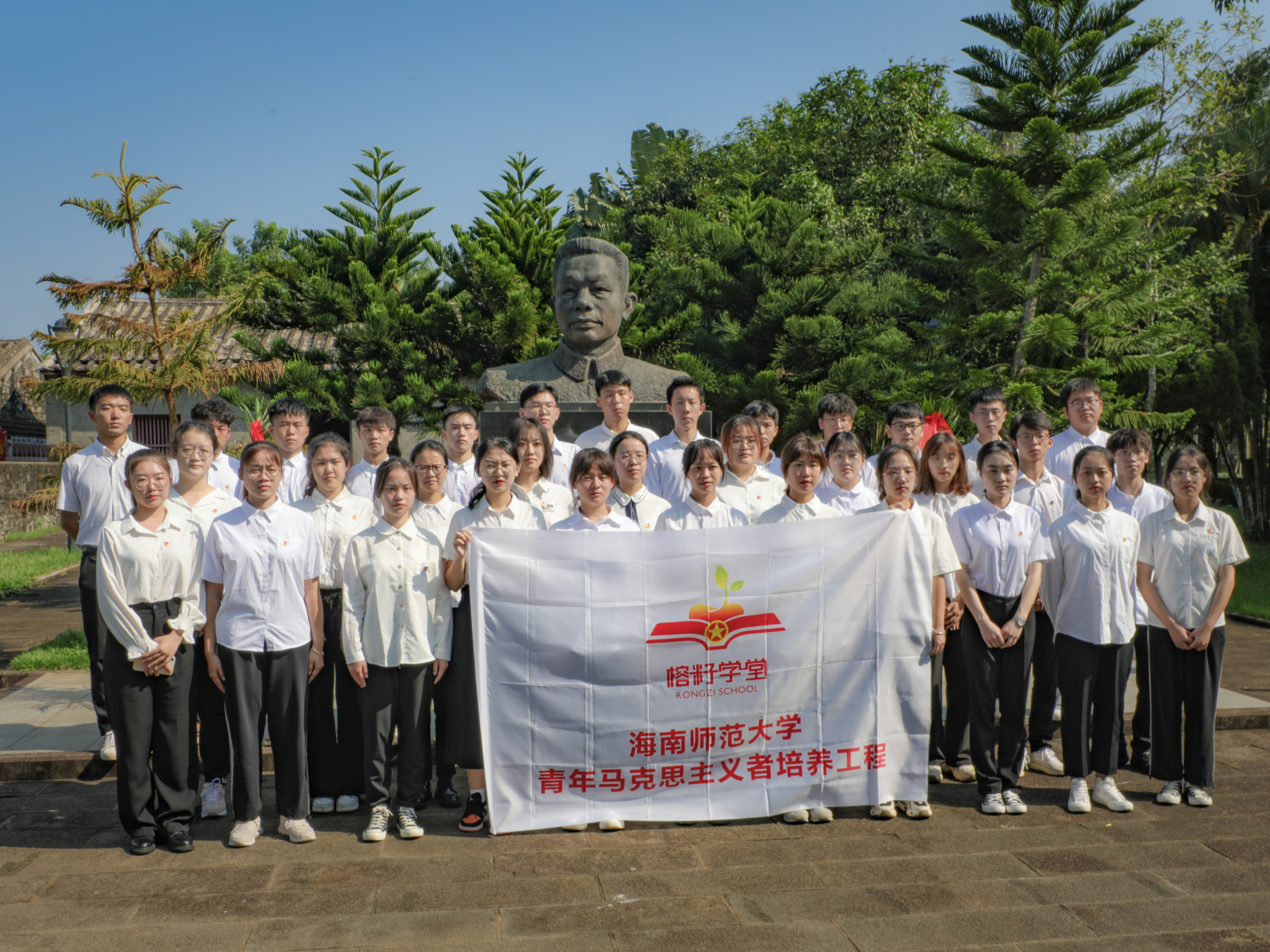 我校组织师生开展烈士纪念日活动