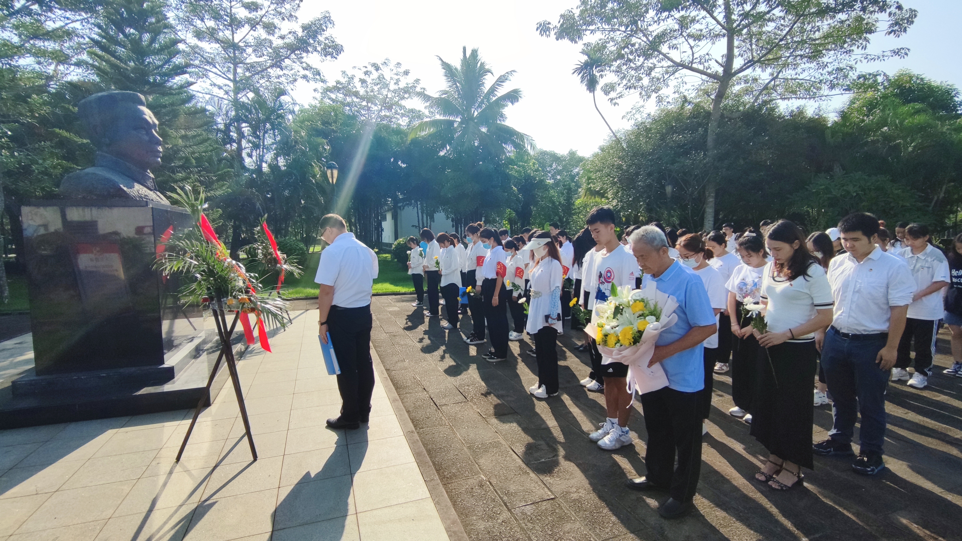 我校组织师生开展烈士纪念日活动