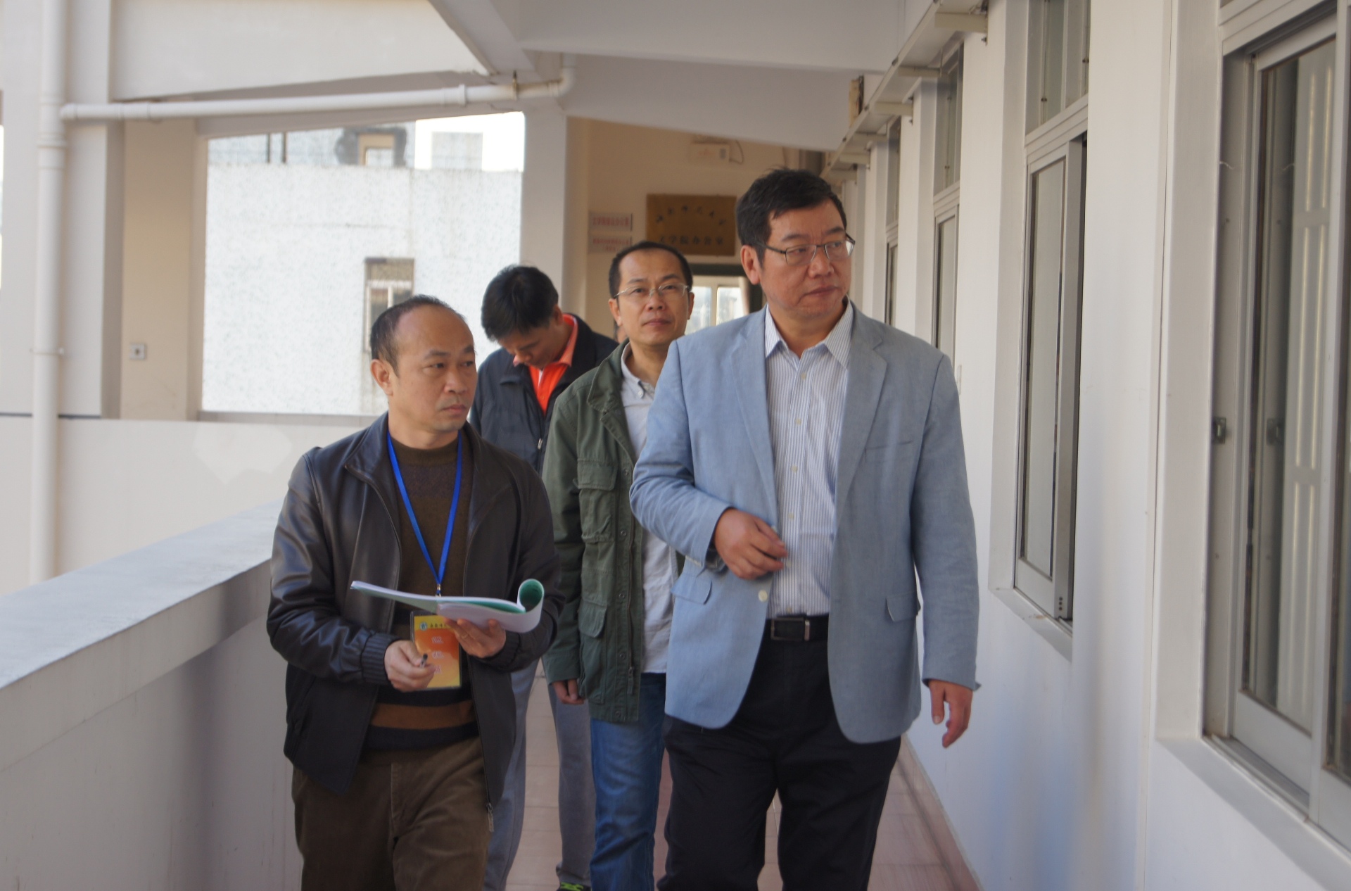 林强校长巡查开学情况