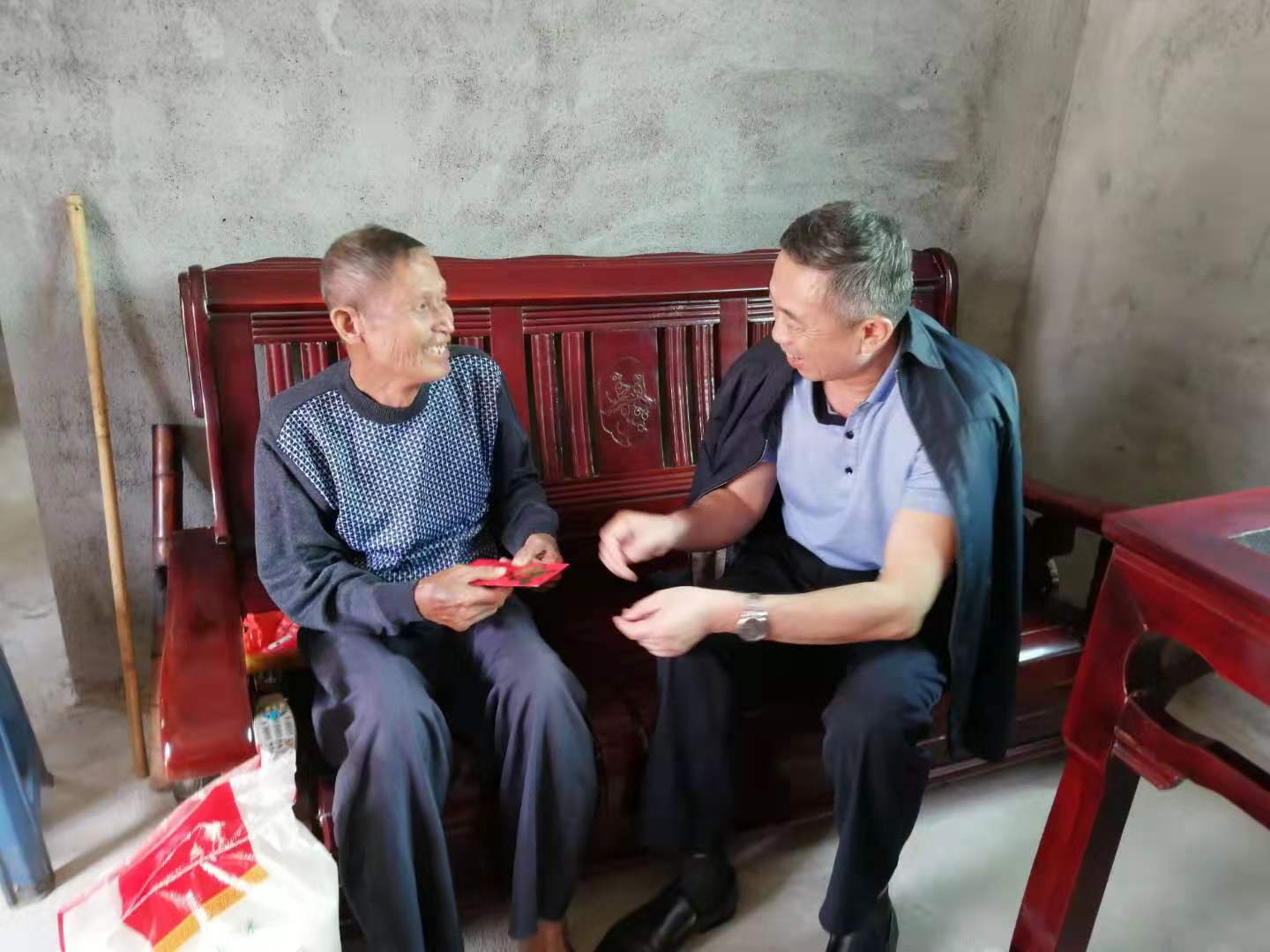 学校到陵水亚欠村开展新春送祝福活动