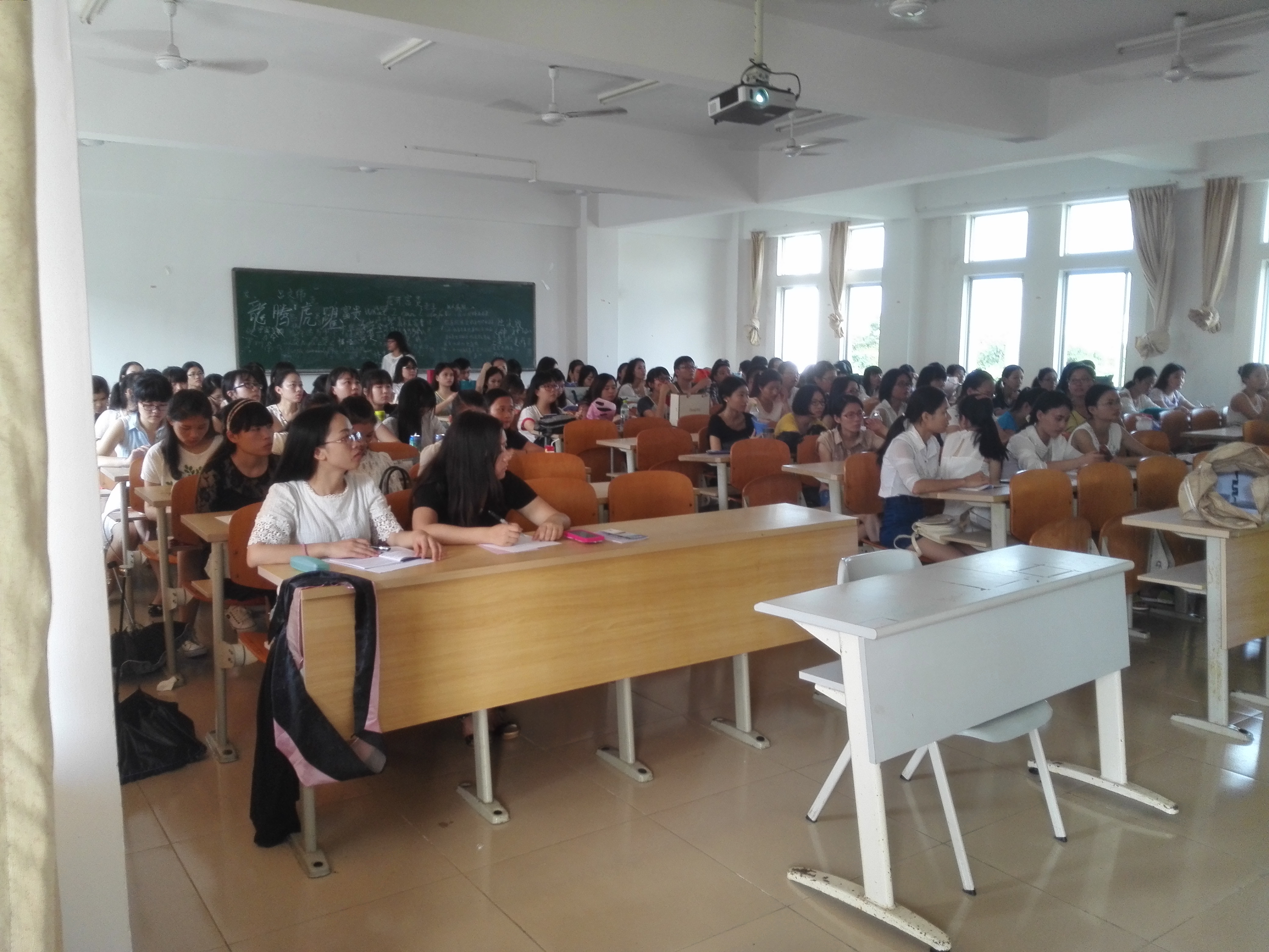 谆谆教诲• 锦绣前程--记教育科学学院2015届毕业生毕业教育大会