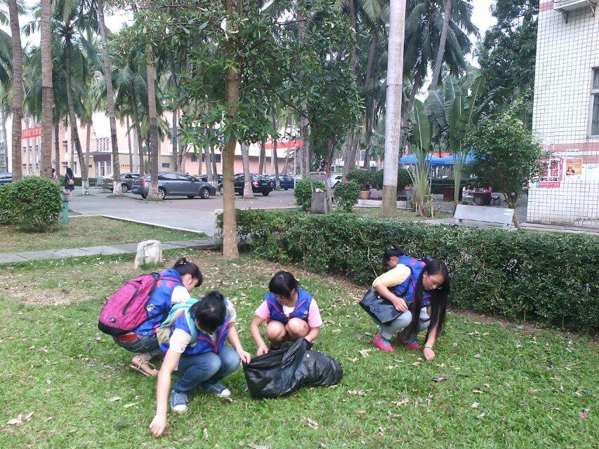 志愿除草，尽显“三爱三节“――记生命科学学院青年志愿者“志愿除草”活动