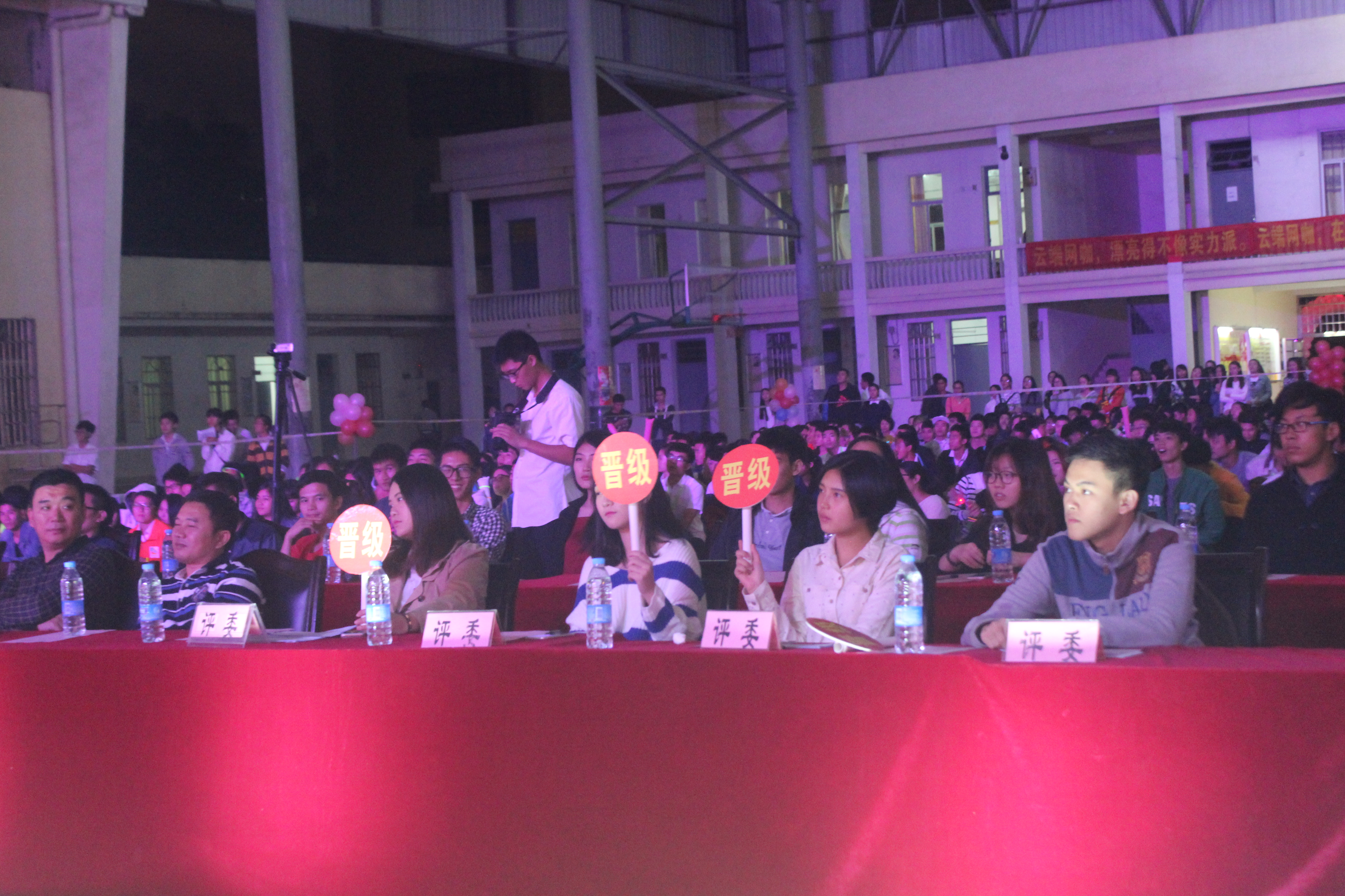 歌唱青春,唱响激情――体育学院举办“闪亮大学声”歌唱比赛