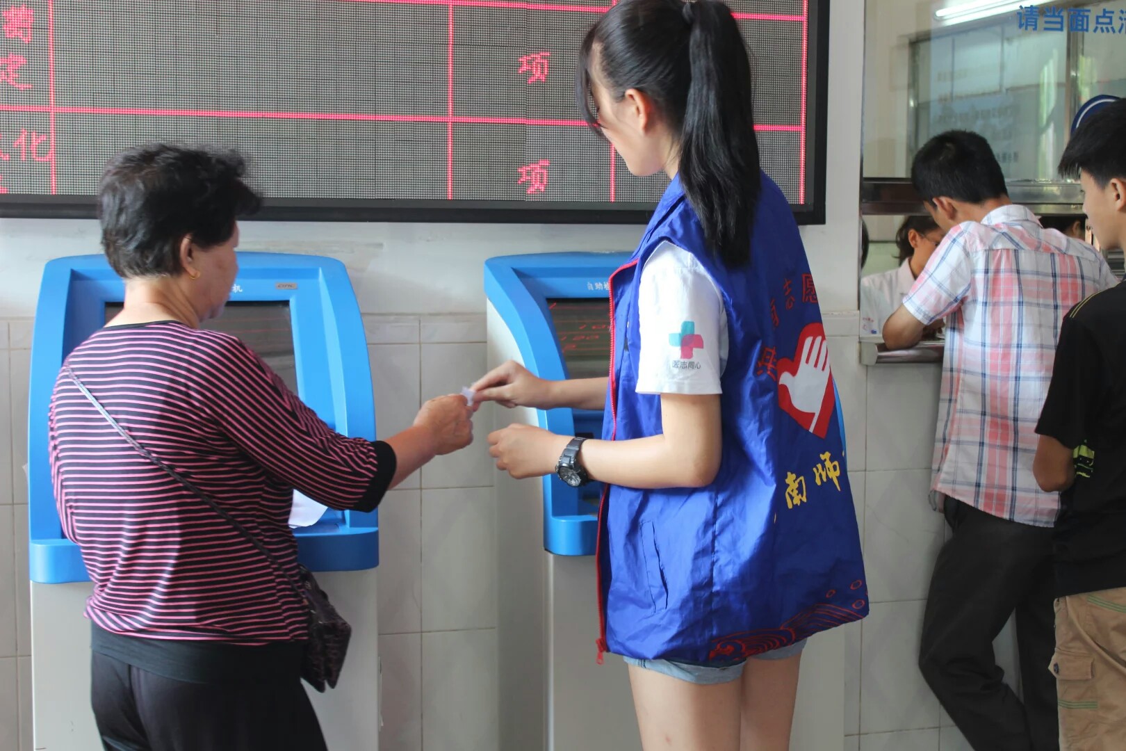 蓝精灵们给予的温暖,让你不再孤立无援――记法学院青年志愿者协会“医志同心”活动