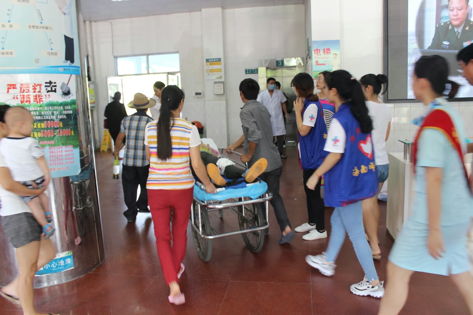 蓝精灵们给予的温暖,让你不再孤立无援――记法学院青年志愿者协会“医志同心”活动