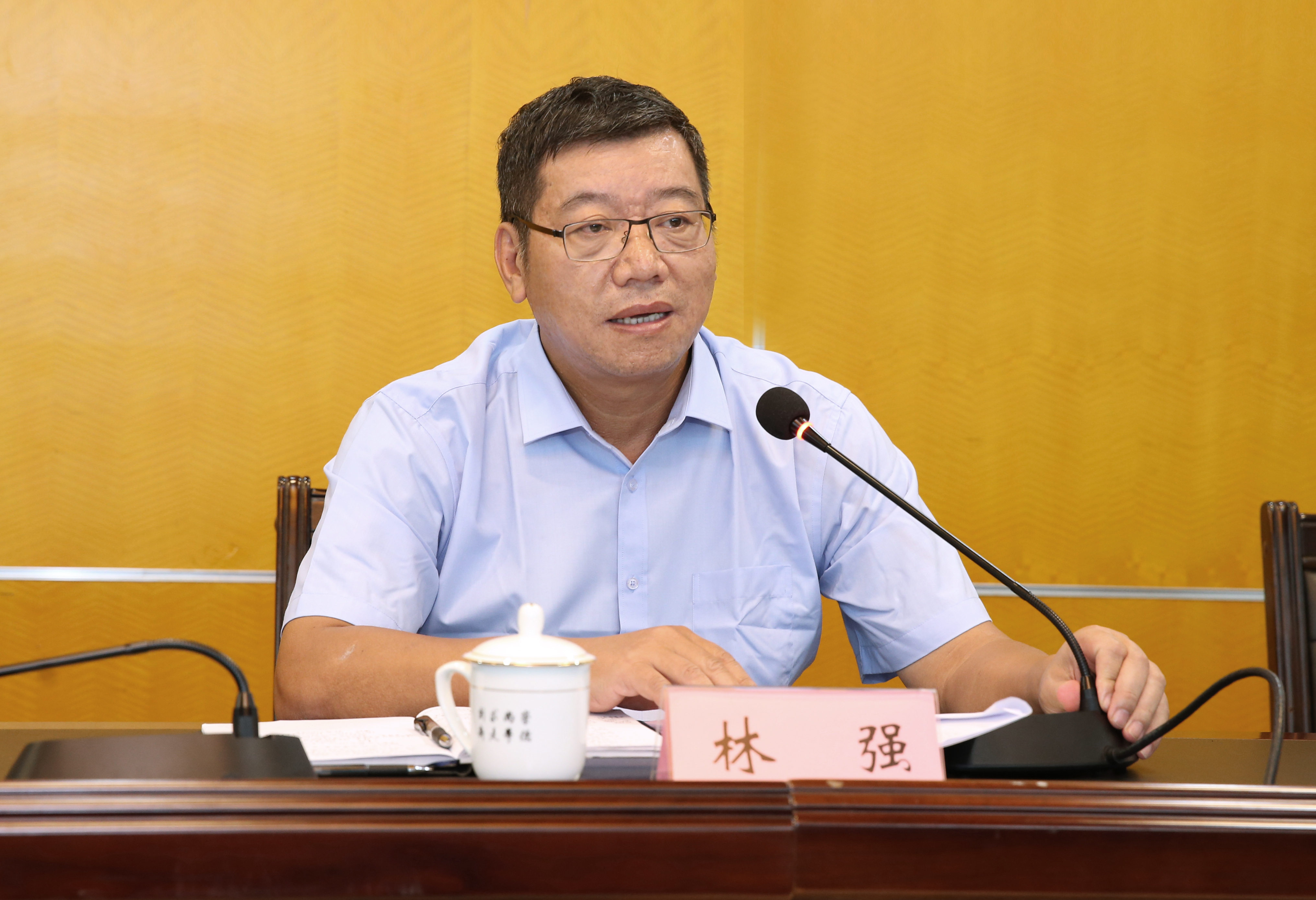 李红梅强调：学习贯彻党章等党纪党规以及习近平总书记关于巡视工作重要论述精神，全面加强党的建设，推动学校各项事业发展