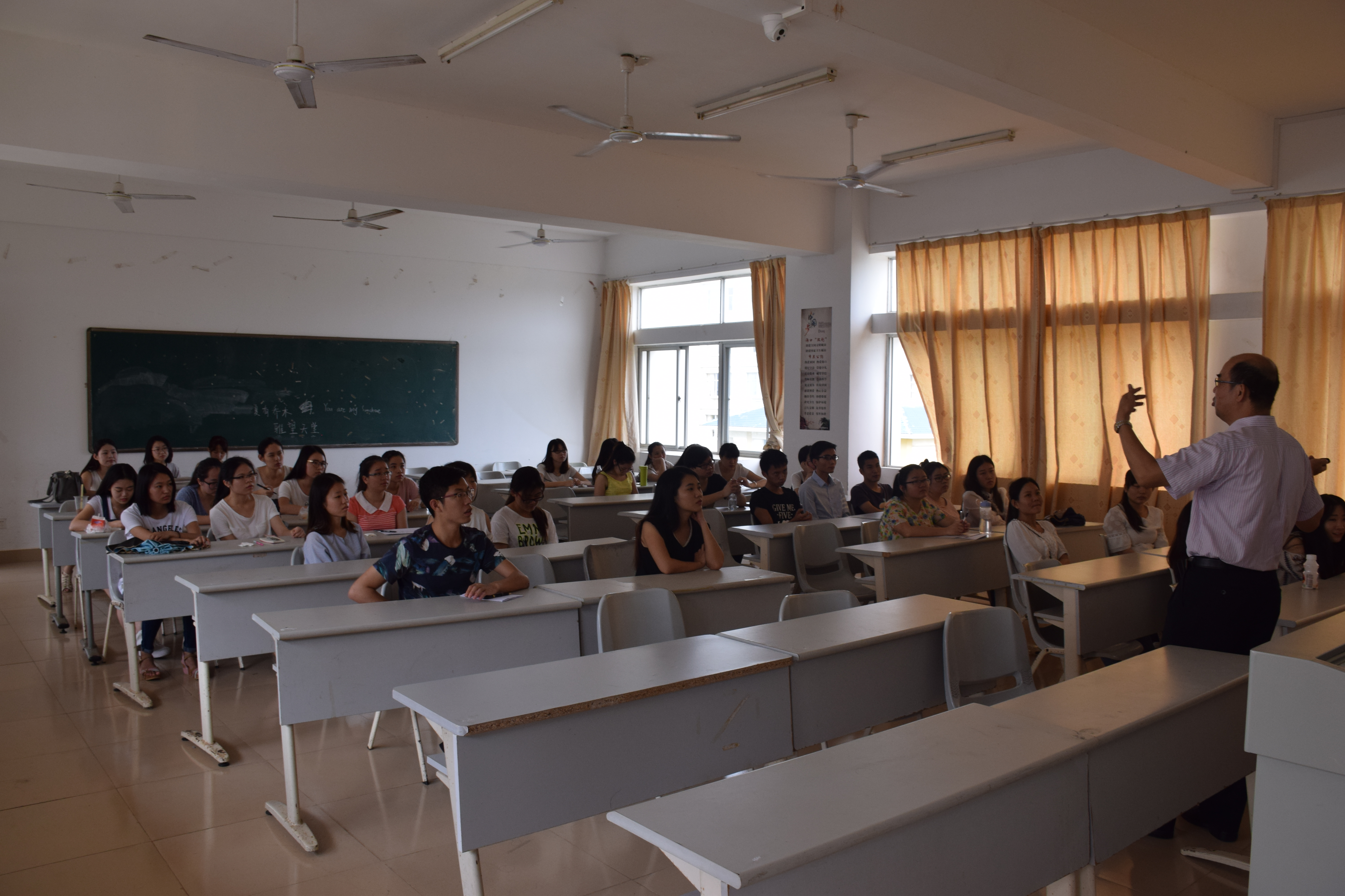 新闻传播与影视学院召开毕业生就业求职指导讲座