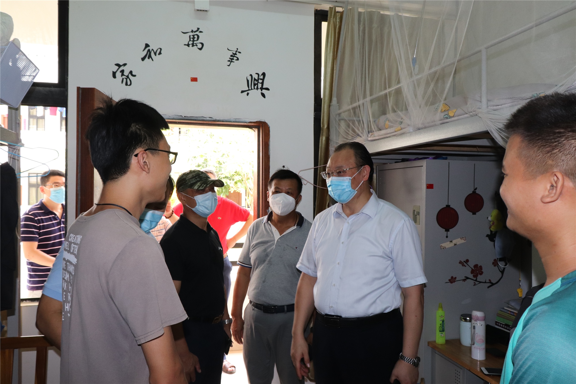 校领导在桂林洋校区迎接返校第二批学生