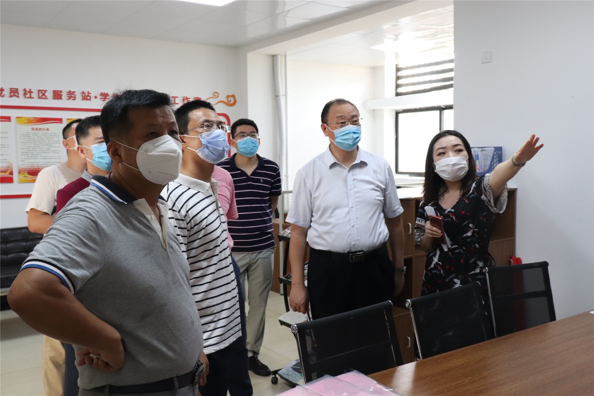 校领导在桂林洋校区迎接返校第二批学生