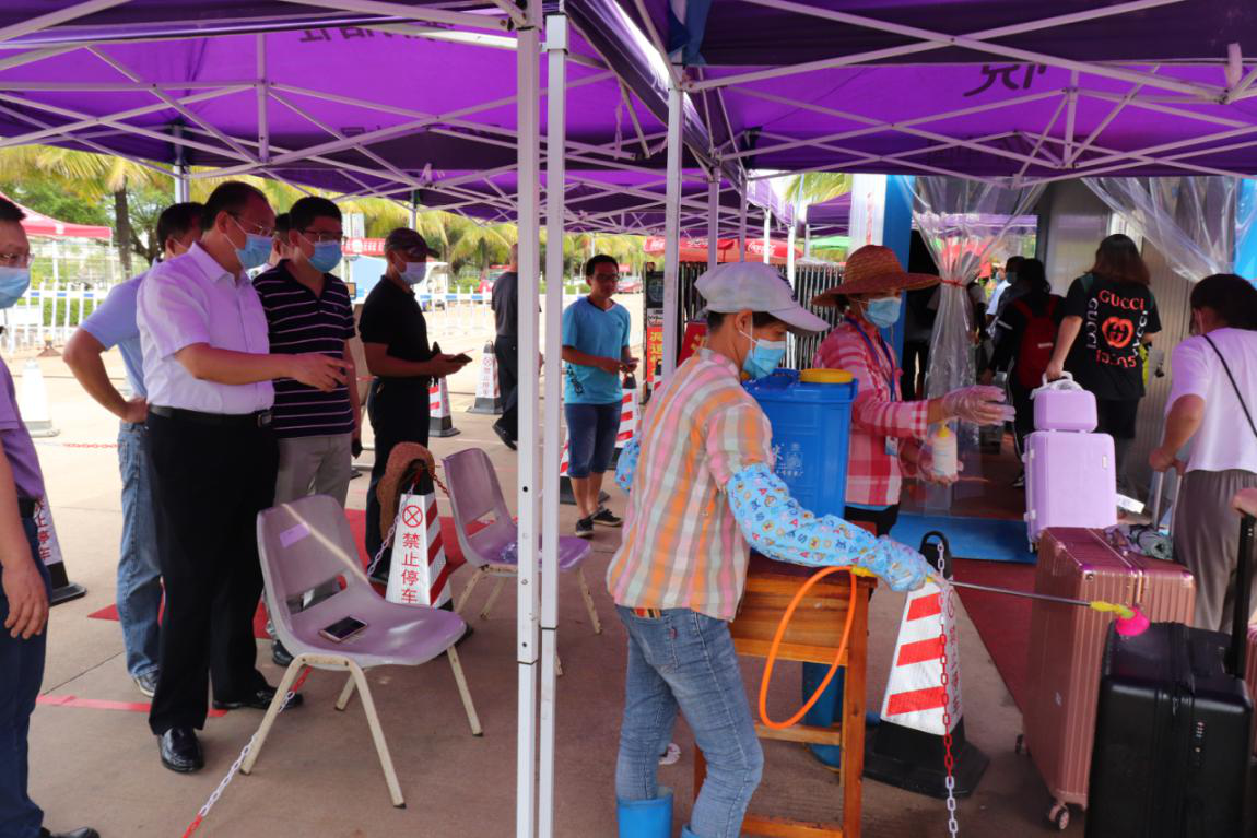 校领导在桂林洋校区迎接返校第二批学生