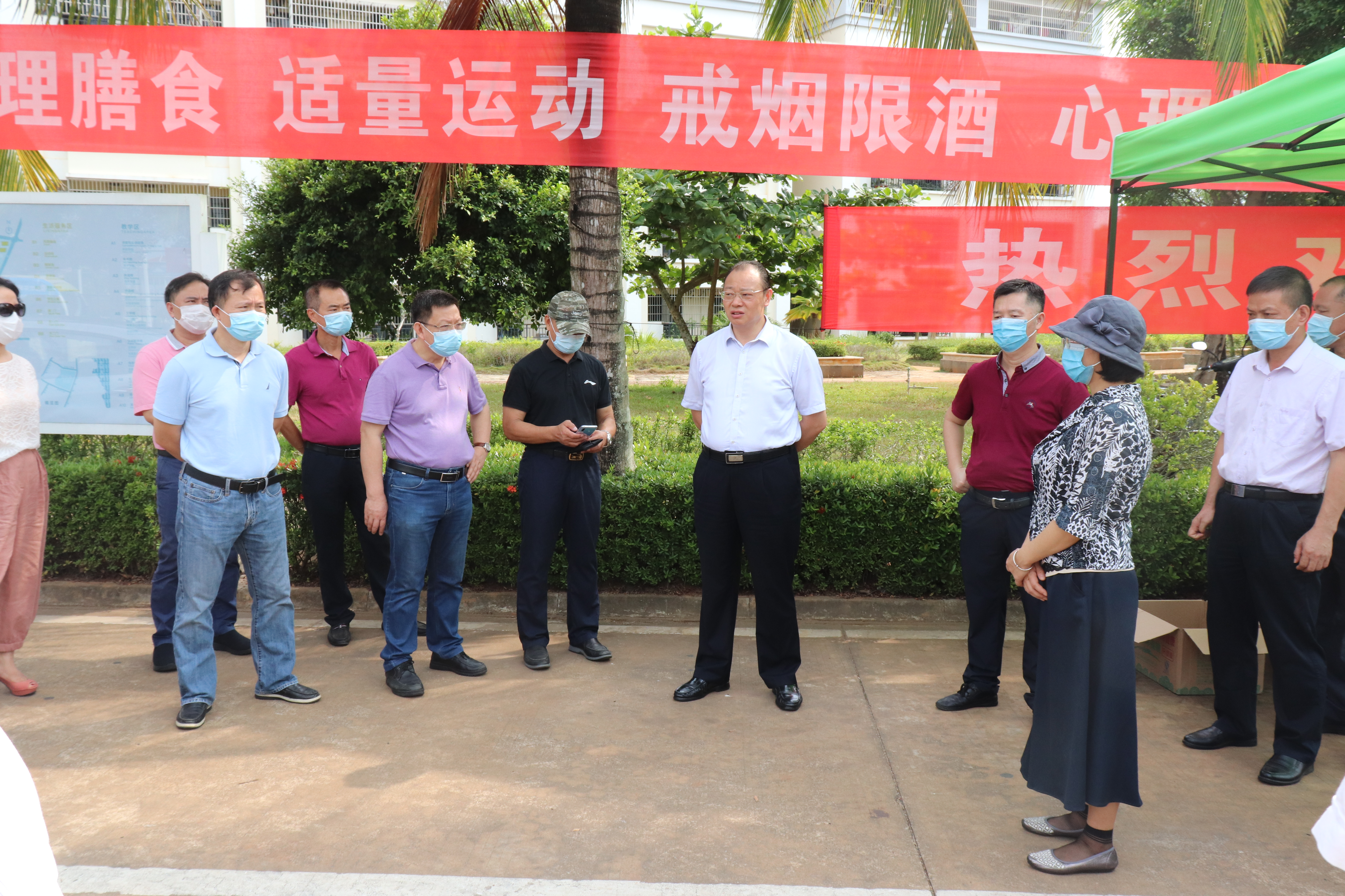 校领导在桂林洋校区迎接返校第二批学生