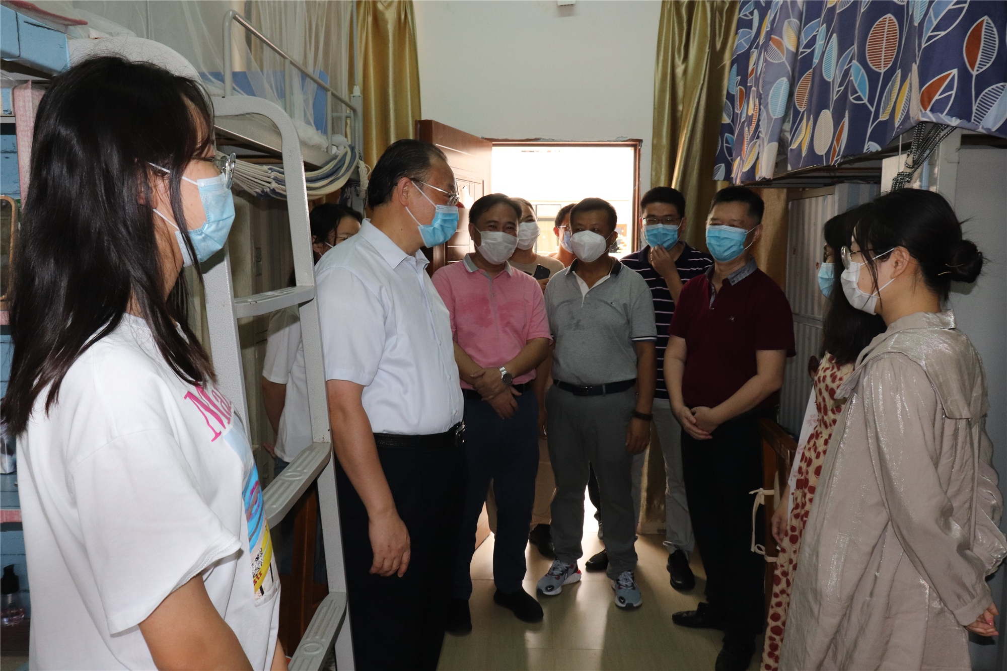 校领导在桂林洋校区迎接返校第二批学生