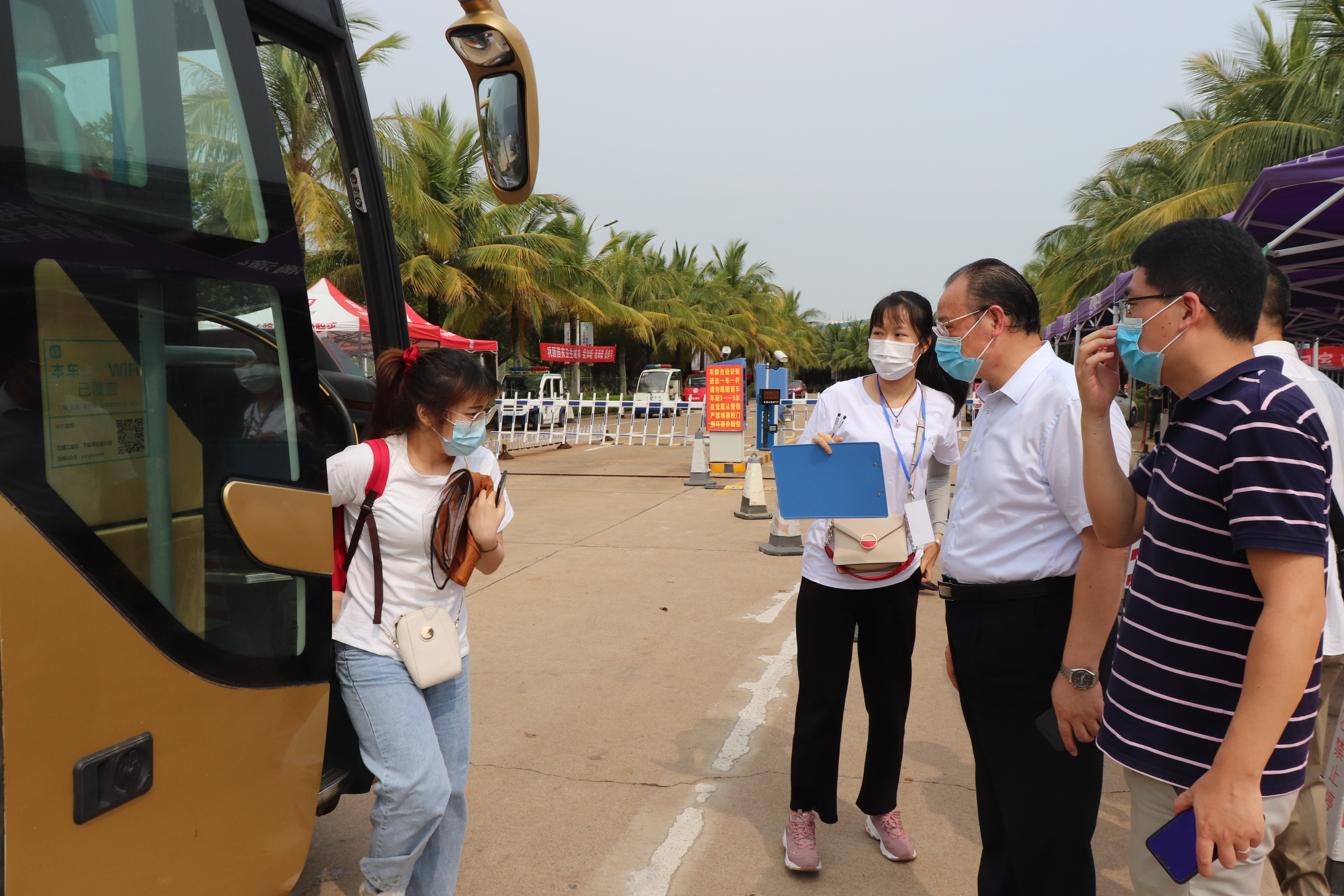 校领导在桂林洋校区迎接返校第二批学生