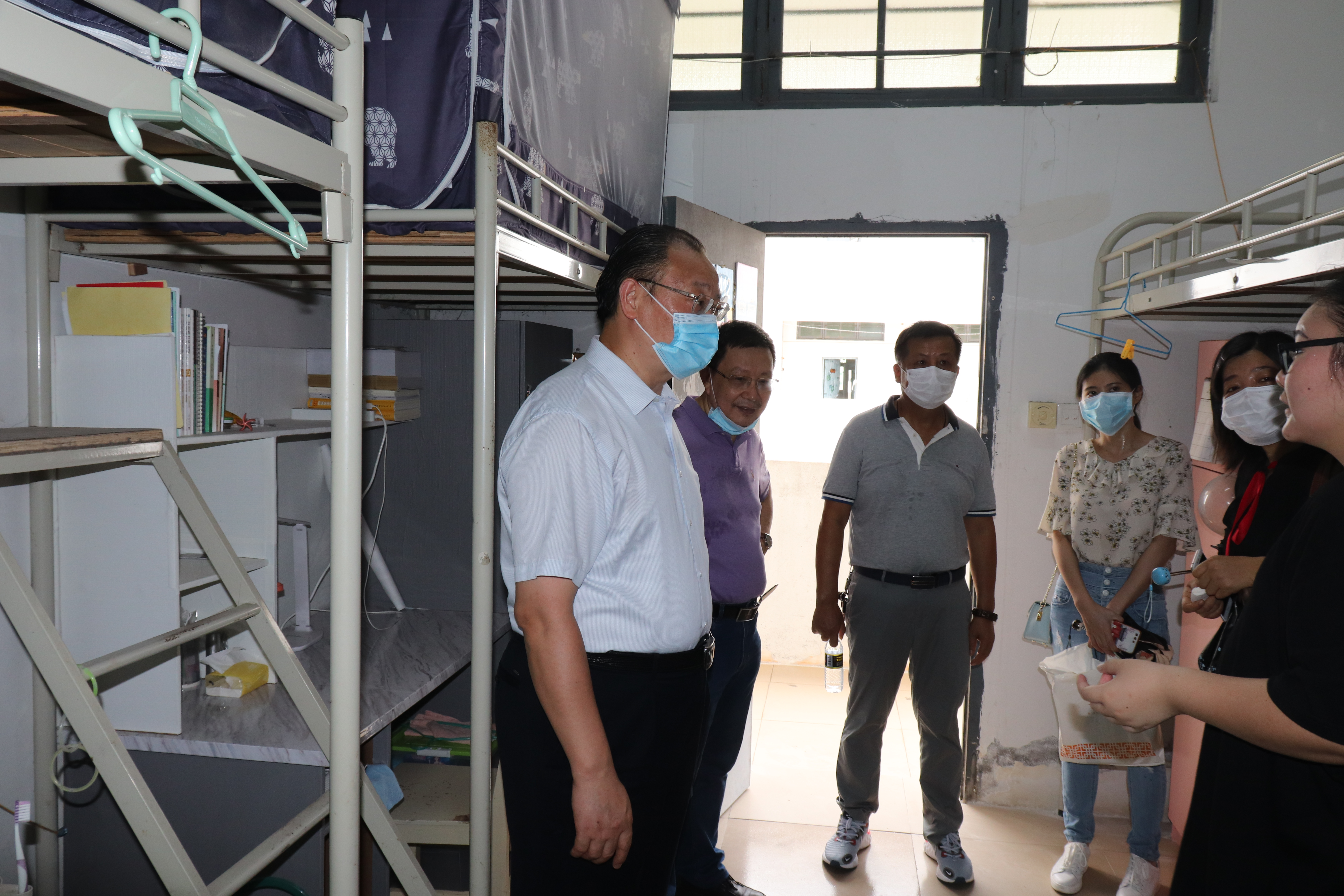 校领导在桂林洋校区迎接返校第二批学生