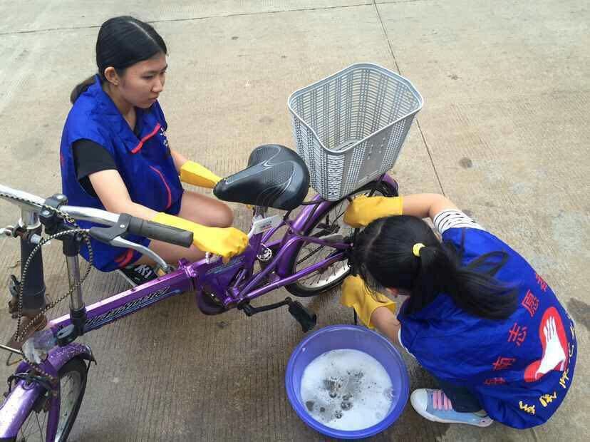 “爱车行动”之为“双创”动起来――记政法学院校园自行车义务清洗活动