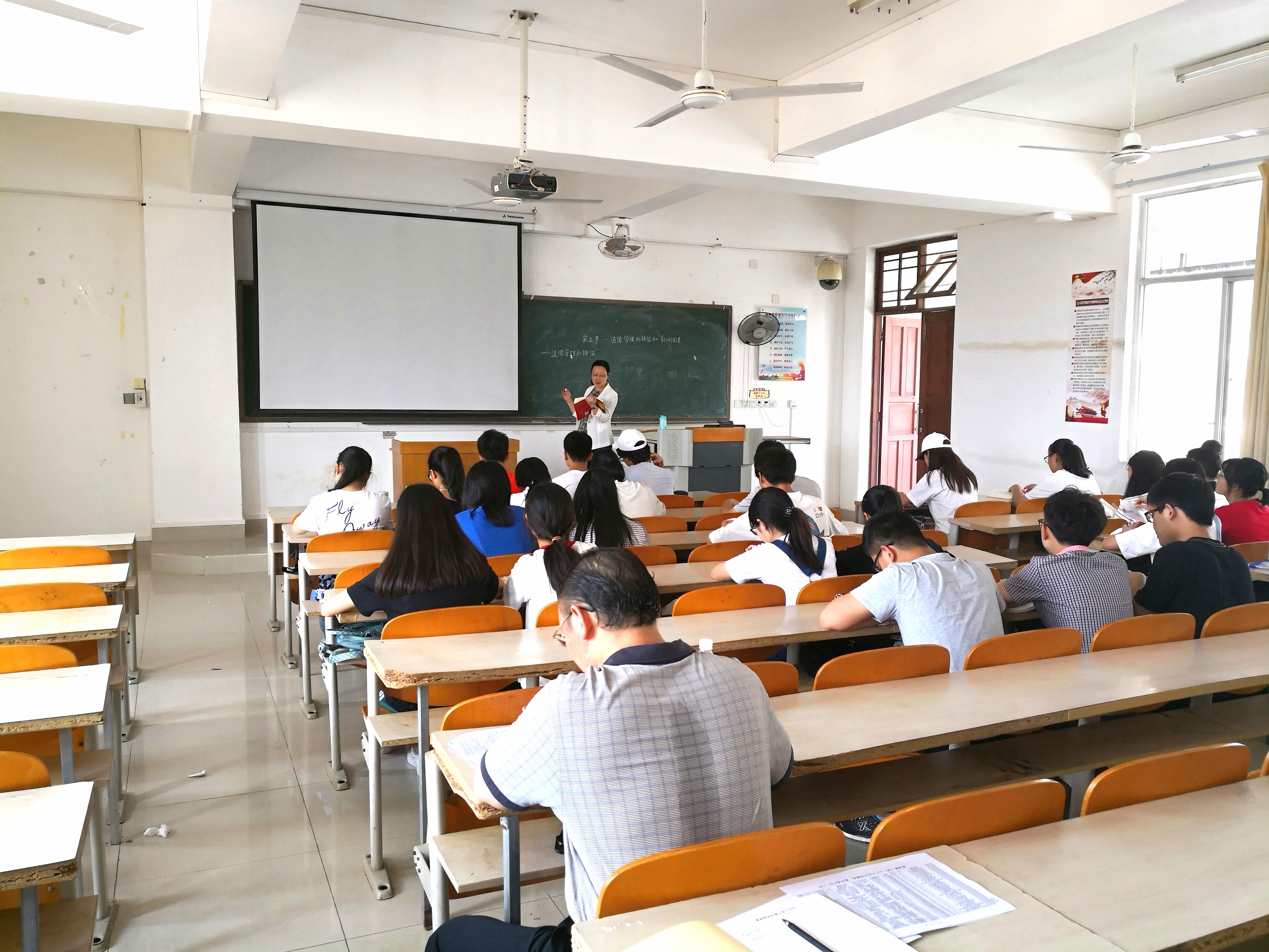 李森副校长深入课堂听课