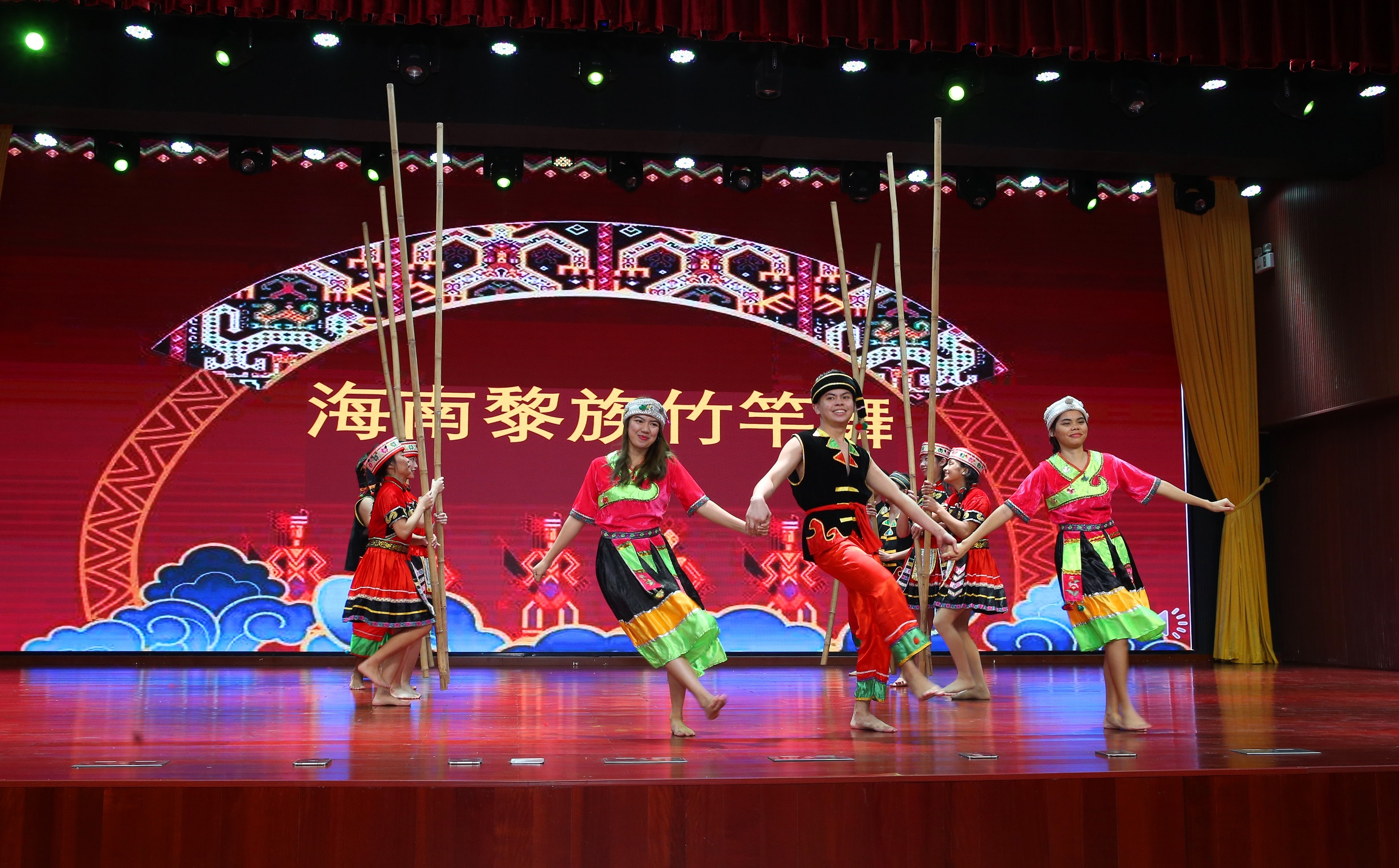 第九届“琼州杯”国际学生汉语与才艺大赛在我校举行