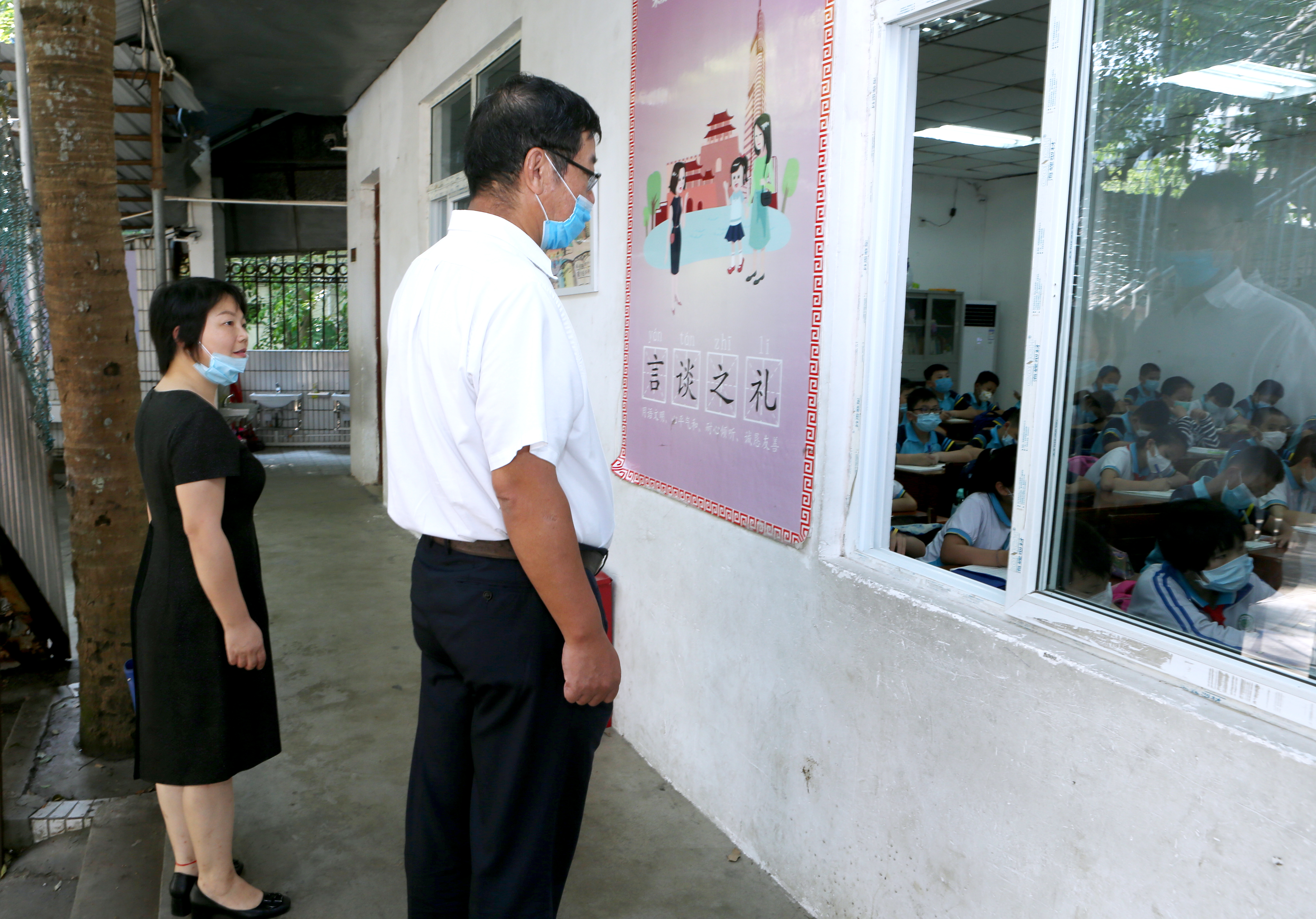 林强视察海师实验小学开学情况